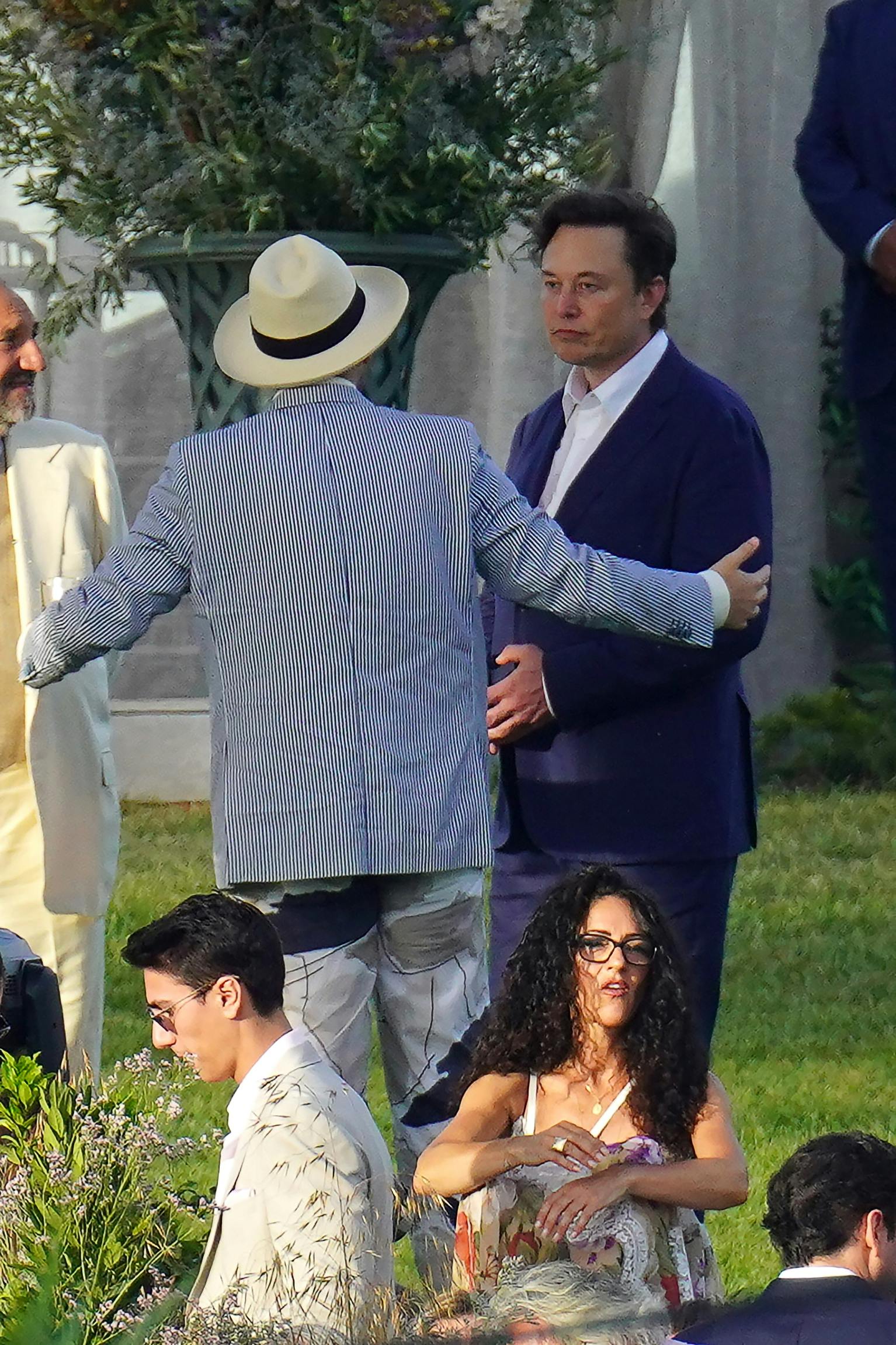Elon Musk til stort kendisbryllup hos L.A.-agenten Ari Emanuel i Sydfrankrig. Ari Emanuel er lidt af en agentlegende i Hollywood og har blandt andet været stor inspiration for karakteren Ari Gold i tv-serien "Entourage" (2004-2011), hvor han spilles af Jeremy Piven.
