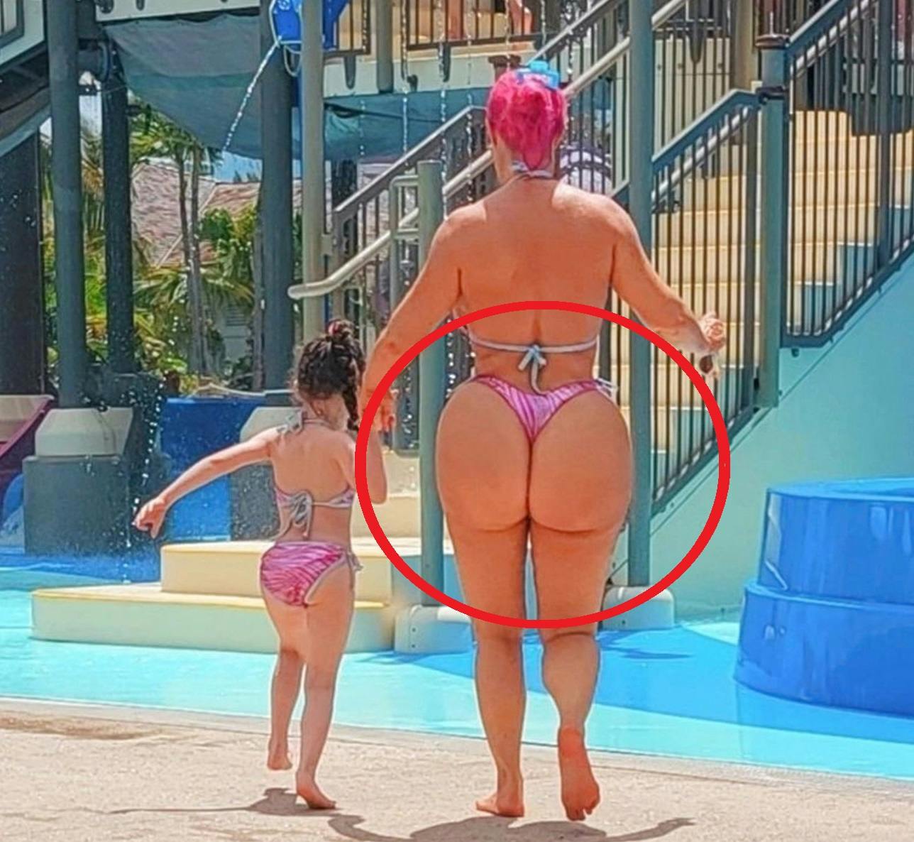 Her ses Coco Austin hånd-i-hånd med datteren.