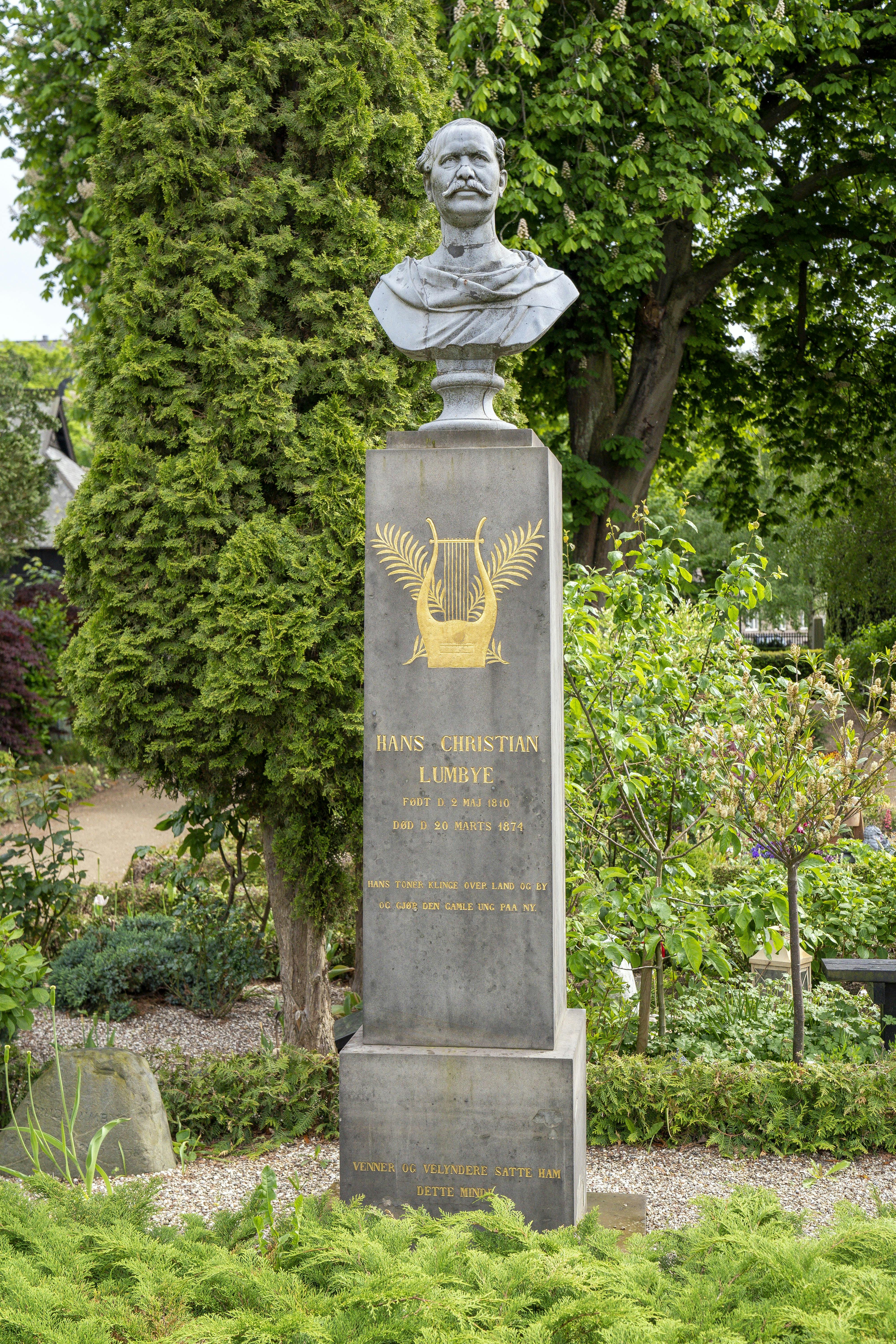 H.C. Lumbyes gravsten er udsmykket med en buste af ham selv
