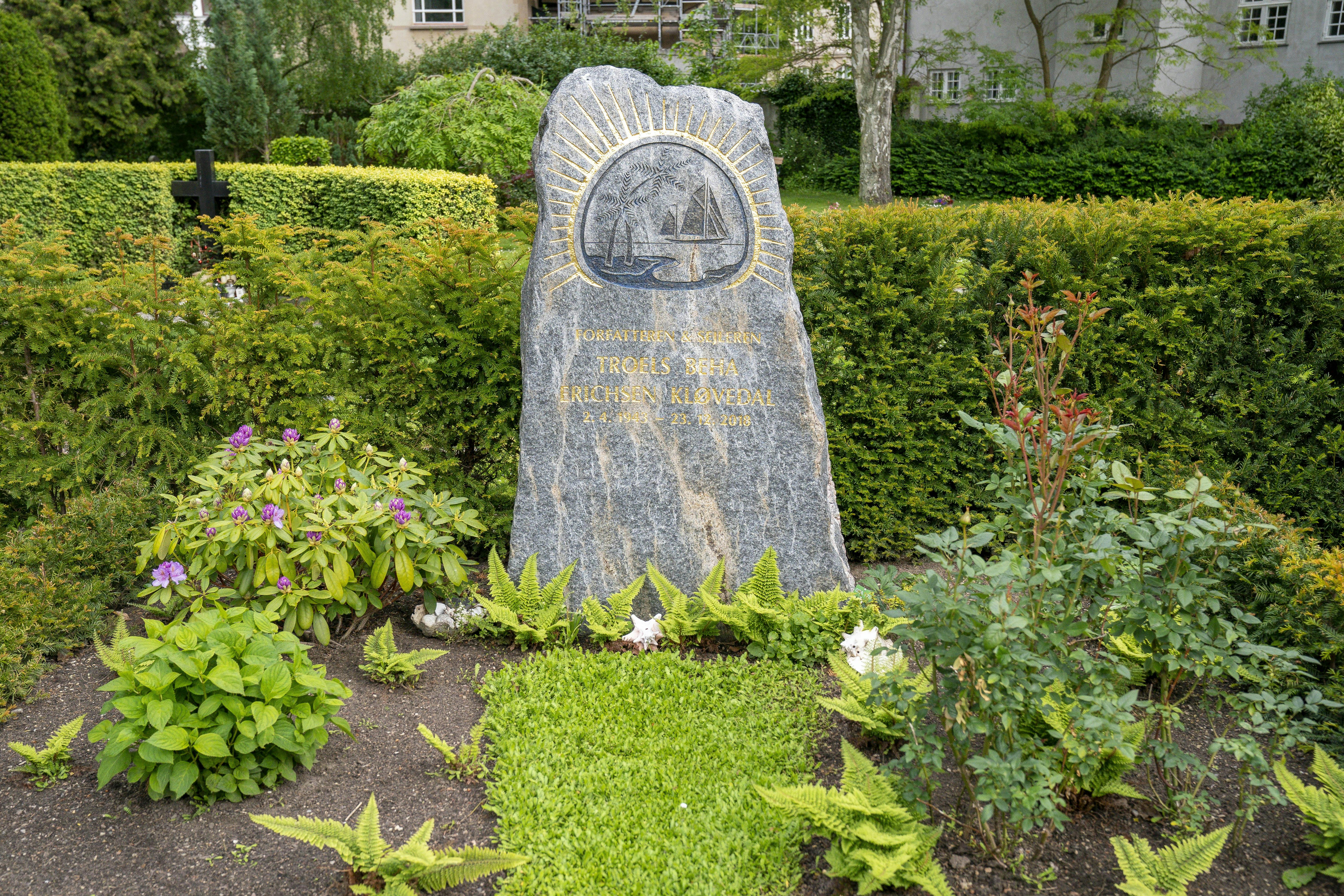 Guldskriften lyser Troels Kløvedals gravsted op