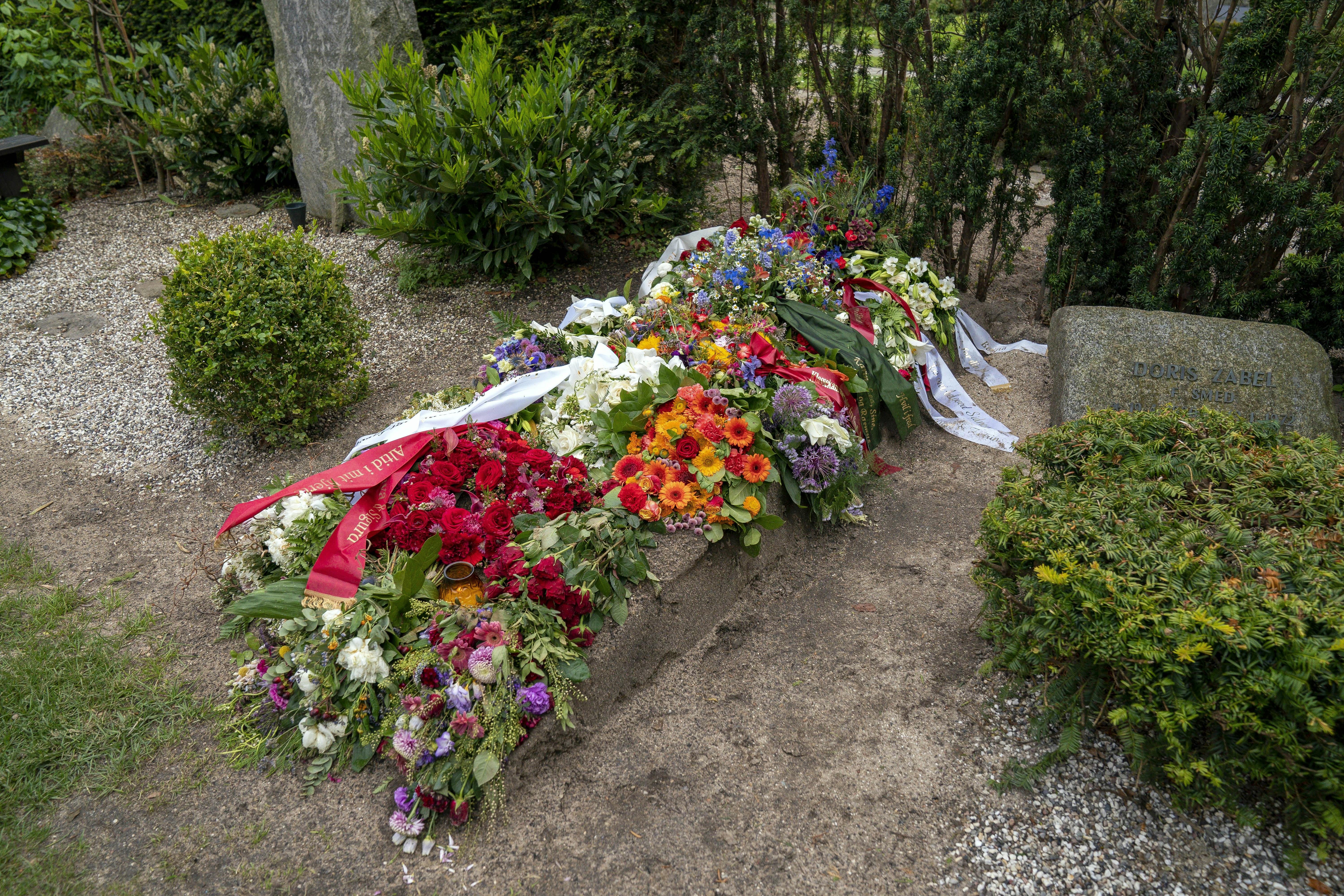 Mange venner og bekendte havde sendt blomster til Sidney Lees begravelse
