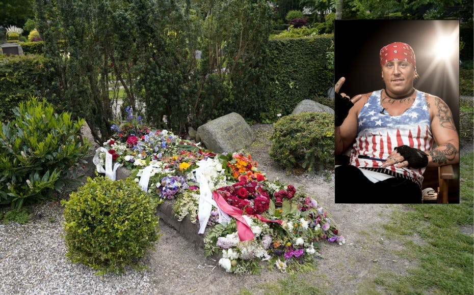 Da kisten skulle sænkes, hældte gæsterne Sidney Lees hofdrik, en Cult Shaker, ud over blomsterne og kisten.