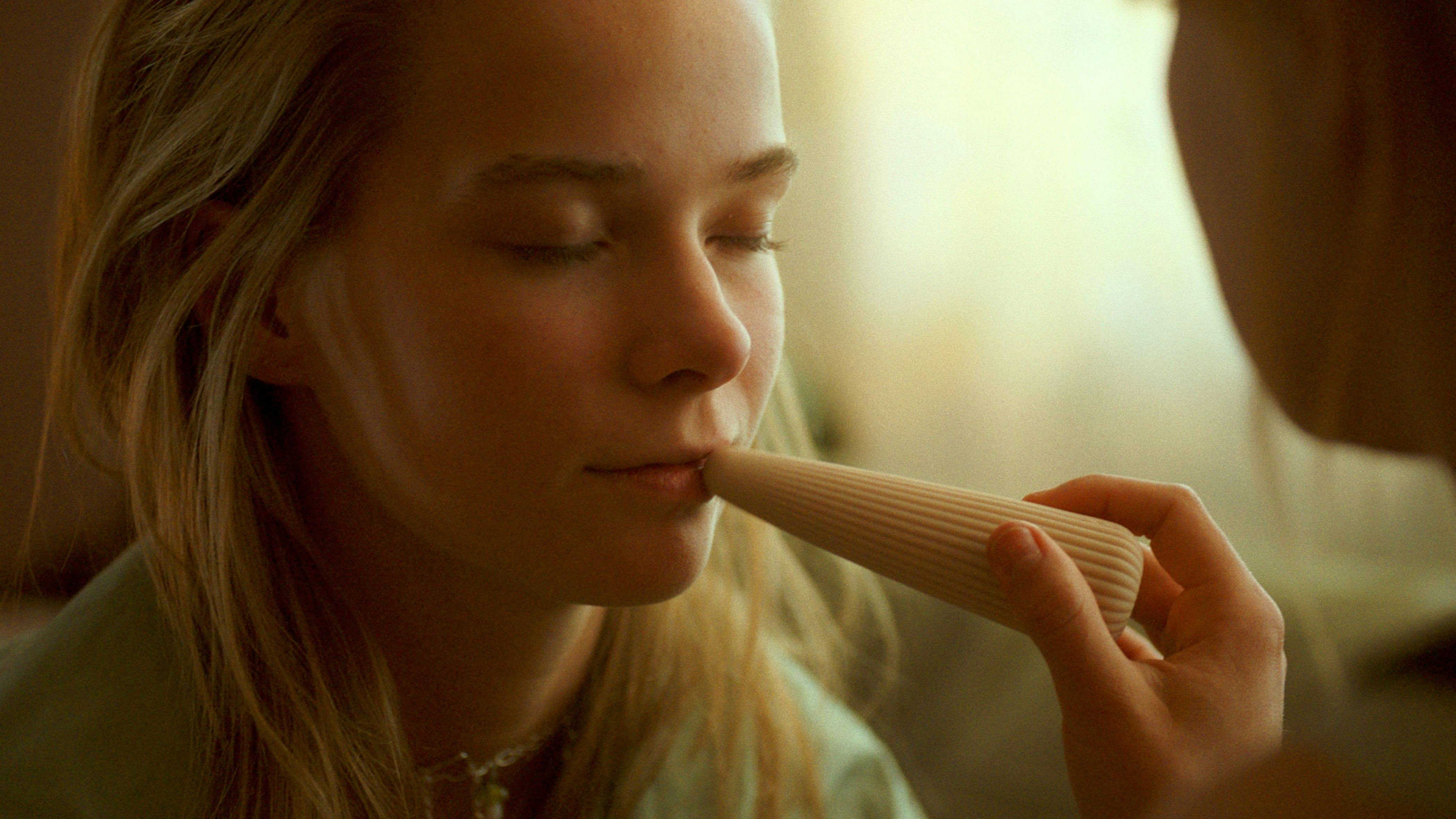 Før har søstrene været børn, når de var foran et kamera, men nu spiller de unge voksne, der skal finde ud af deres vej i livet. 