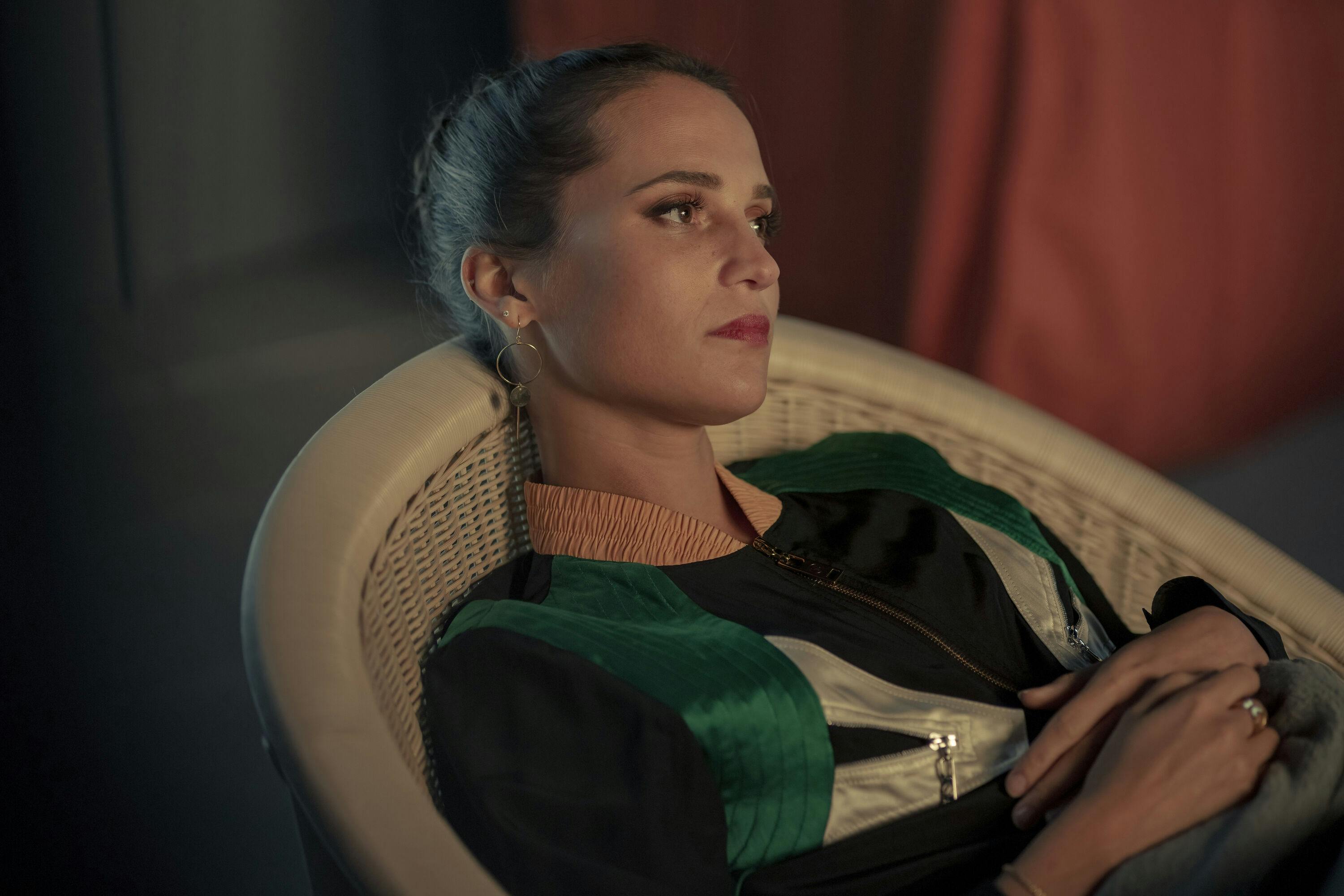 Alicia Vikander spiller hovedrollen i den nye serie "Irma Vep". 