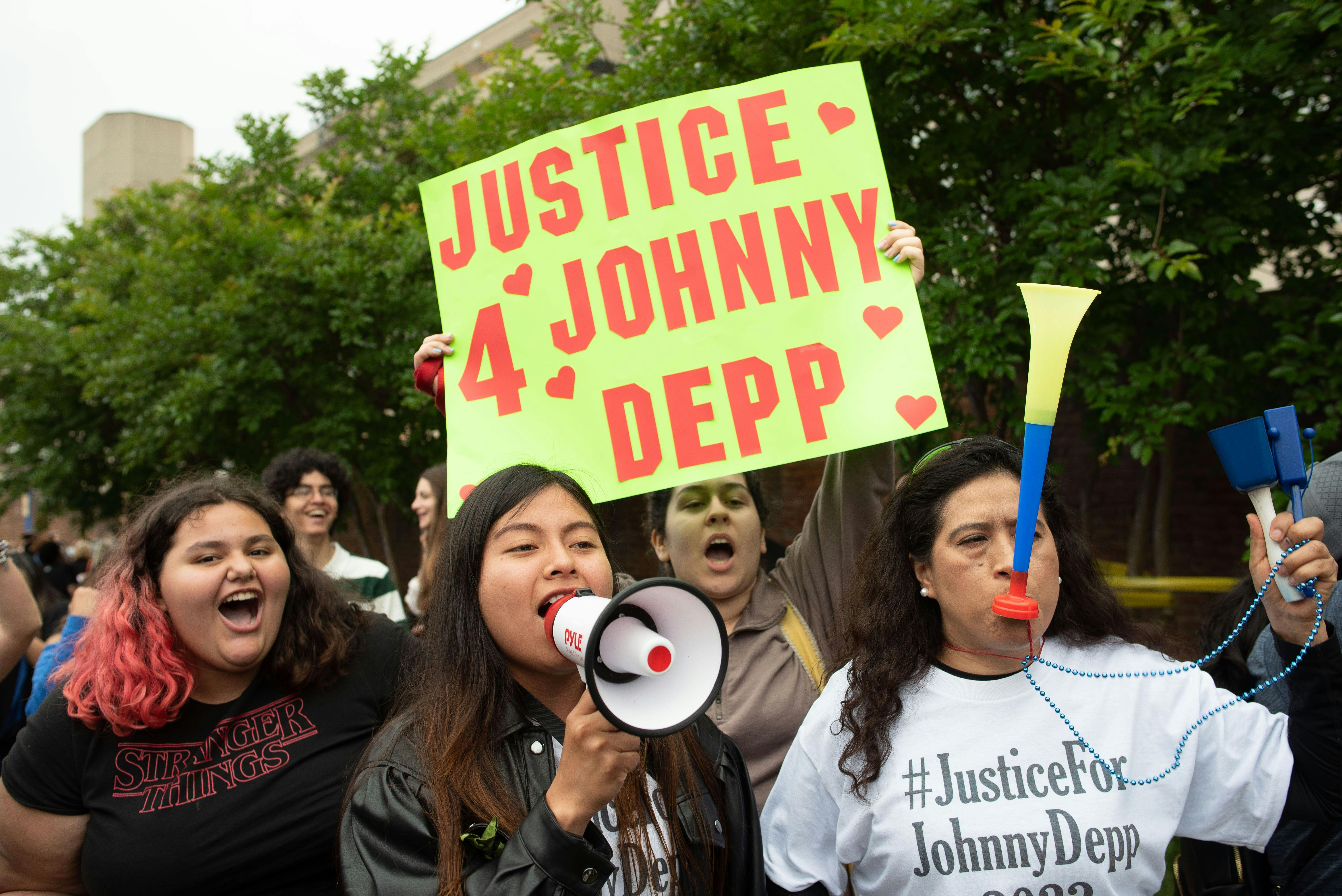 Johnny Depp har modsat sit juridiske modstykke og tidligere ægtefælle mødt stor opbakning på særligt de sociale medier, hvor det er blevet en decideret trend i løbet af de seneste uger, at latterliggøre og misbillige den 36-årige Amber Heards forklaringer. Også uden for retslokalerne i Virginia har Depp-fans være massivt til stede.&nbsp;
