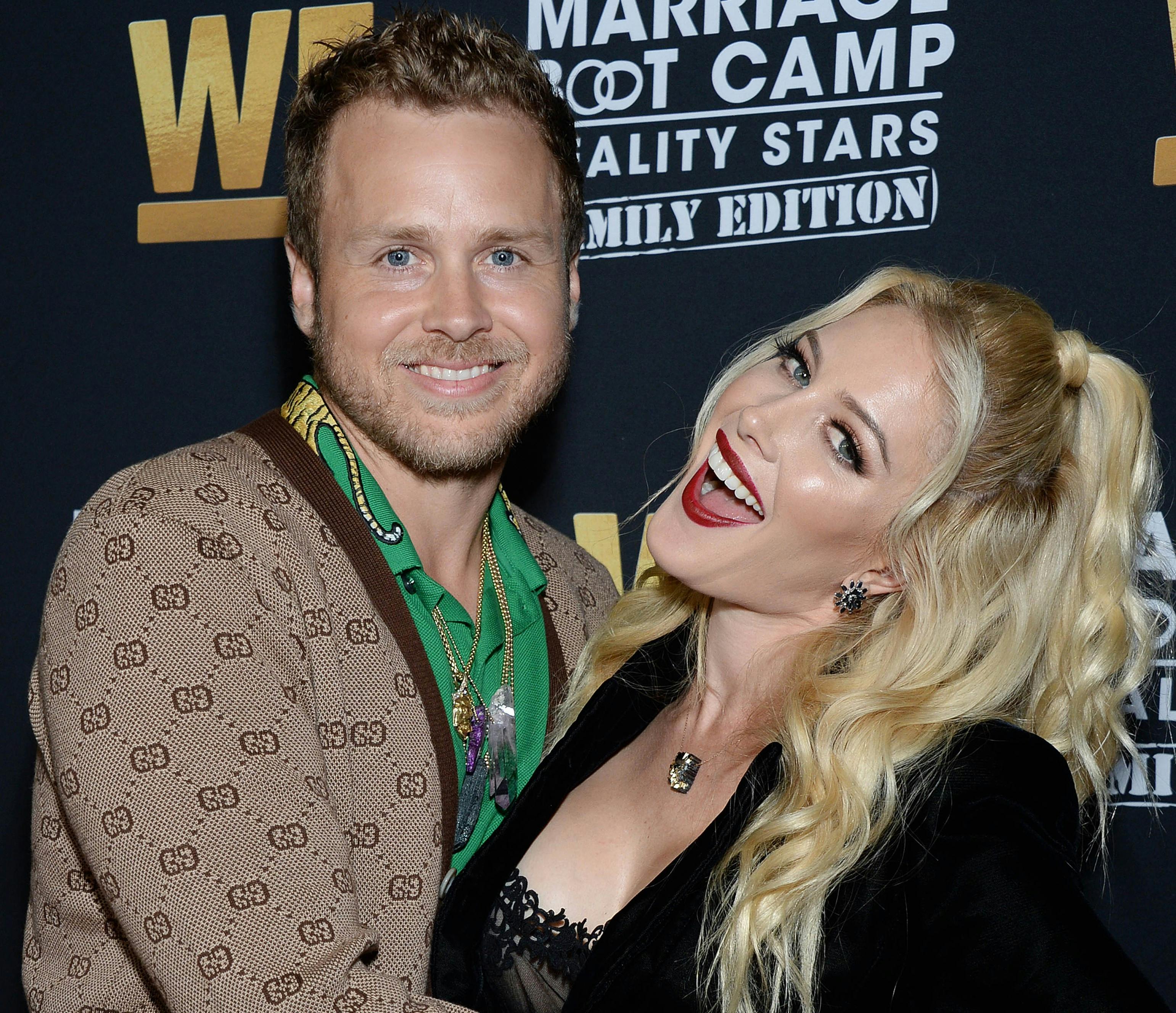 TV-parret er lutter smil, for deres "manglende brik" kommer til december 