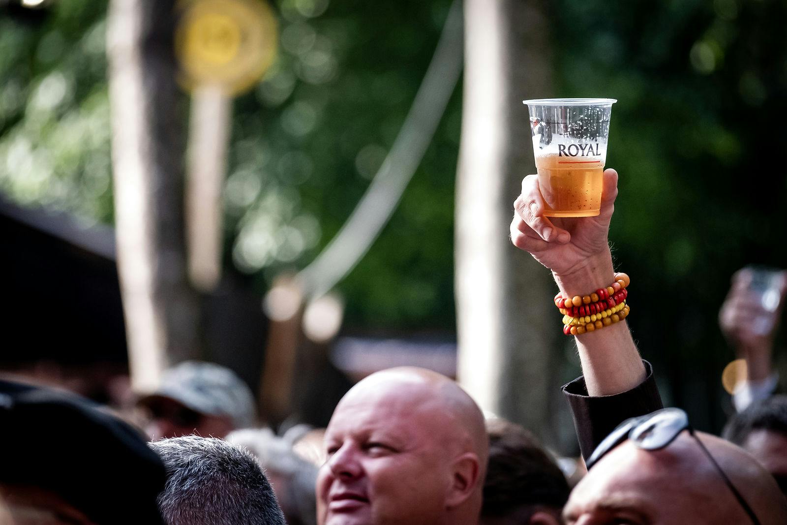 En festivalgæst blandt publikum skåler med en kold fadøl under SmukFest 2019 i Skanderborg - dengang priserne var noget lavere.