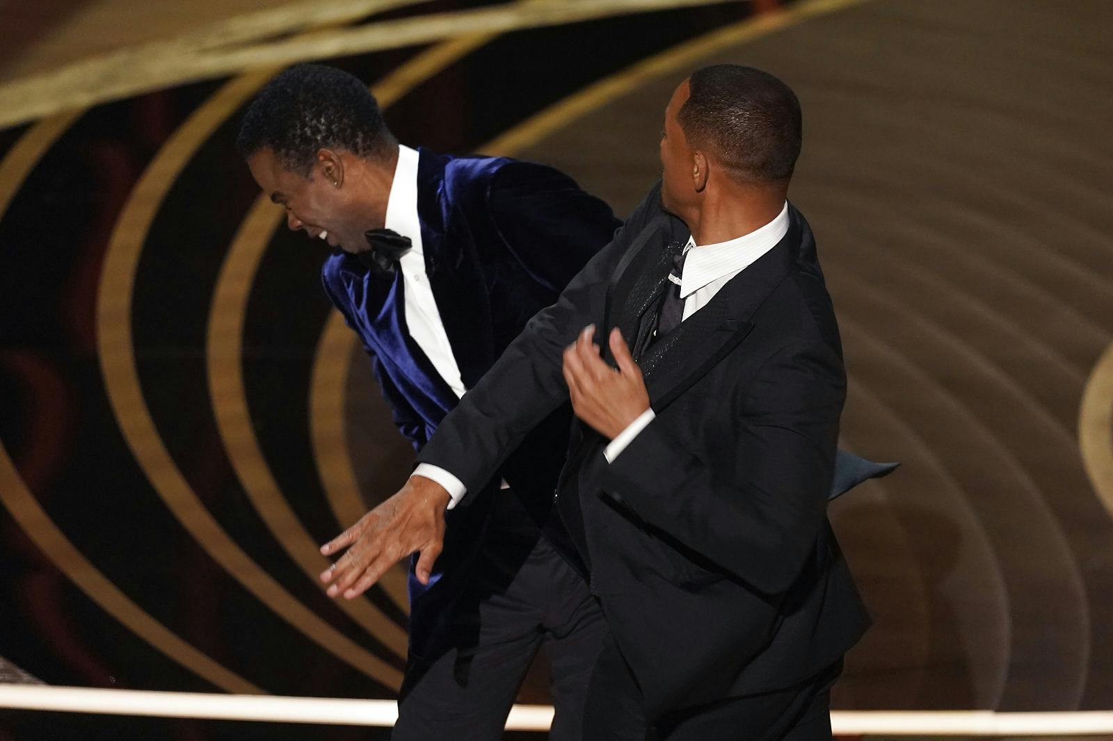 Her slår Will Smith komikeren Chris Rock i ansigtet.