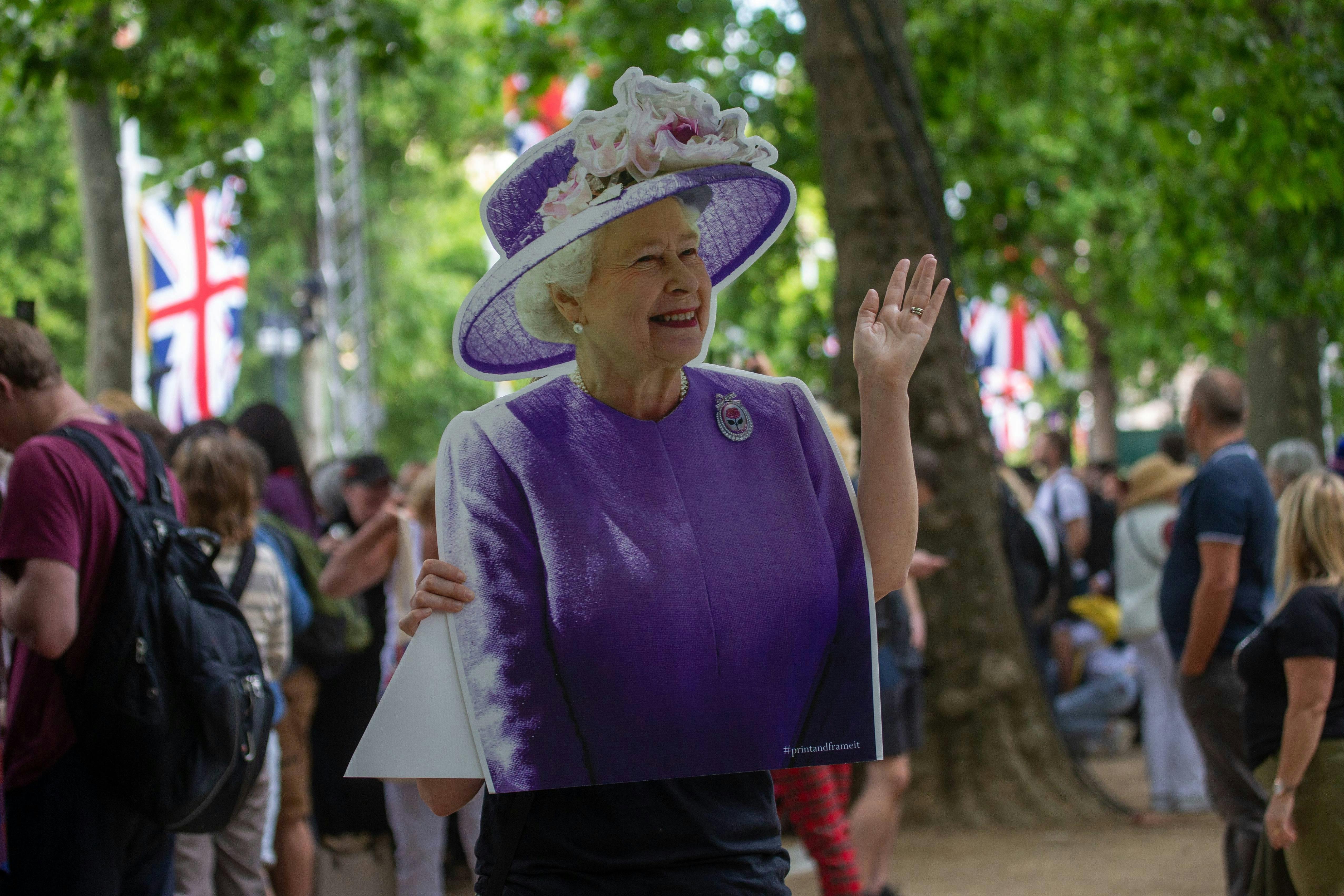 Dronning Elizabeth er torsdag blevet fejret for sine imponerende 70 år som regent, men fredag bliver hun væk fra festen