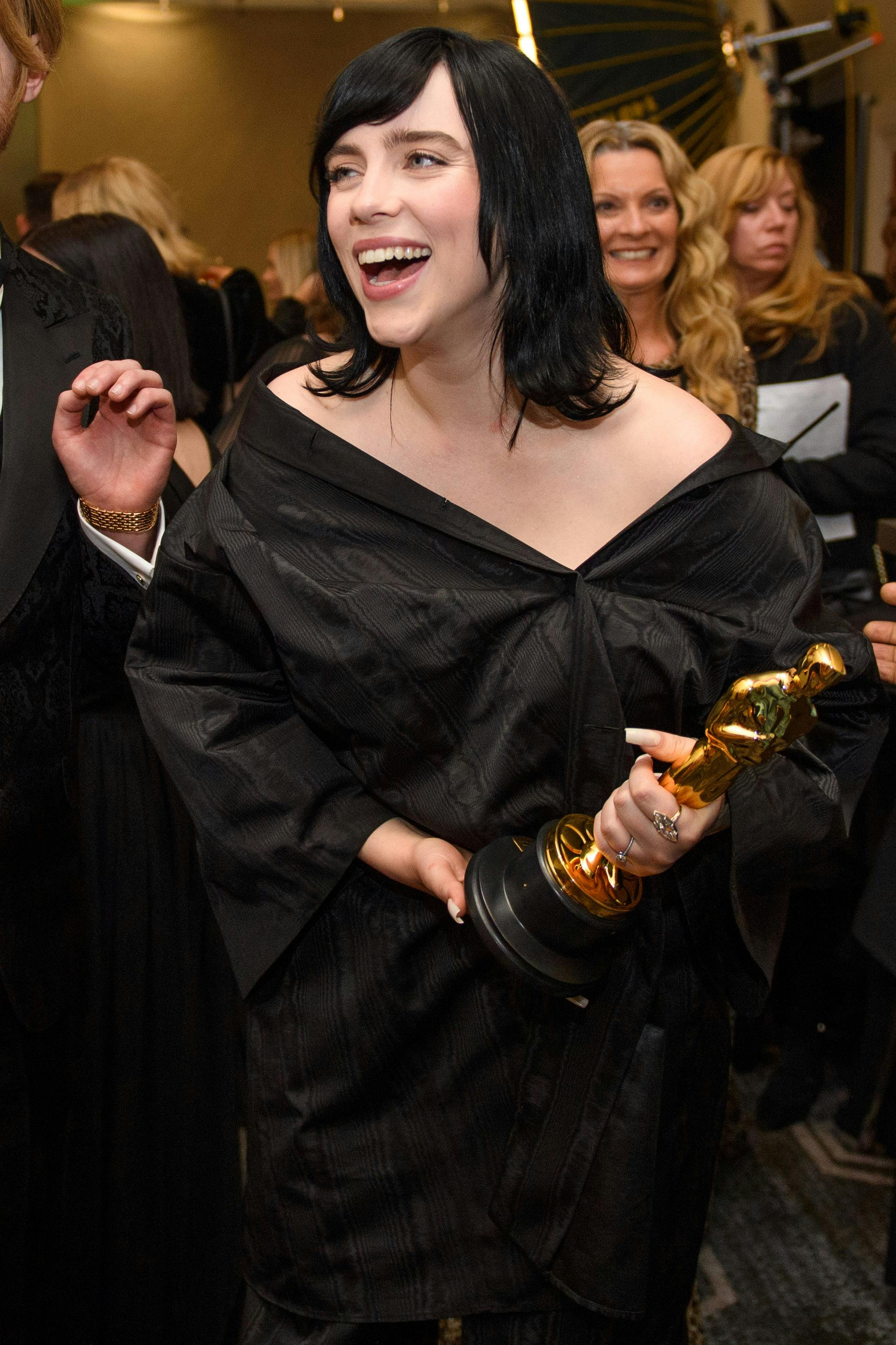 I marts 2022 vandt den unge Eilish sin første Oscar-statuette for nummeret "No Time To Die".
