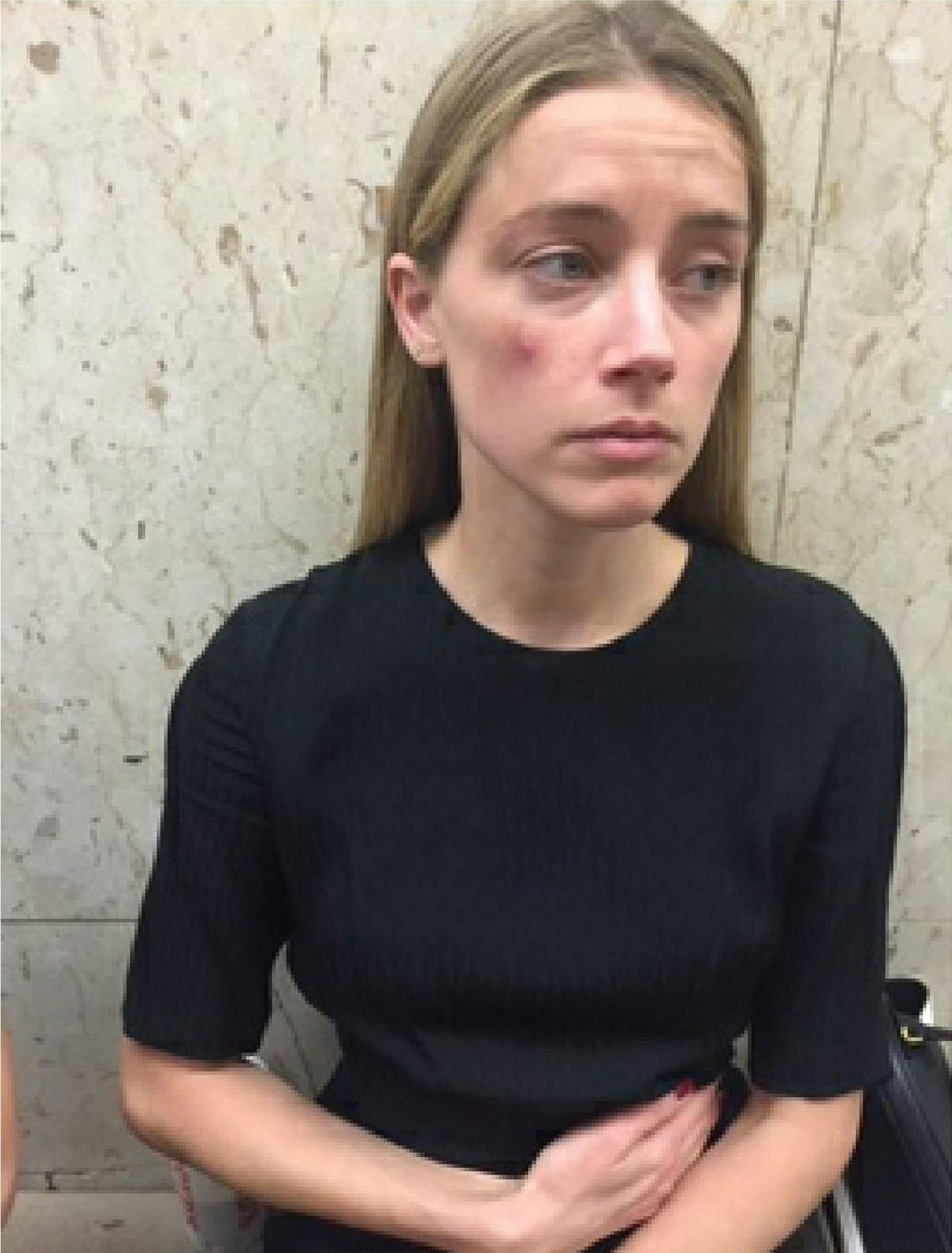 Amber Heard fotograferet den dag, hun anmodede om polititilhold mod Johnny Depp.