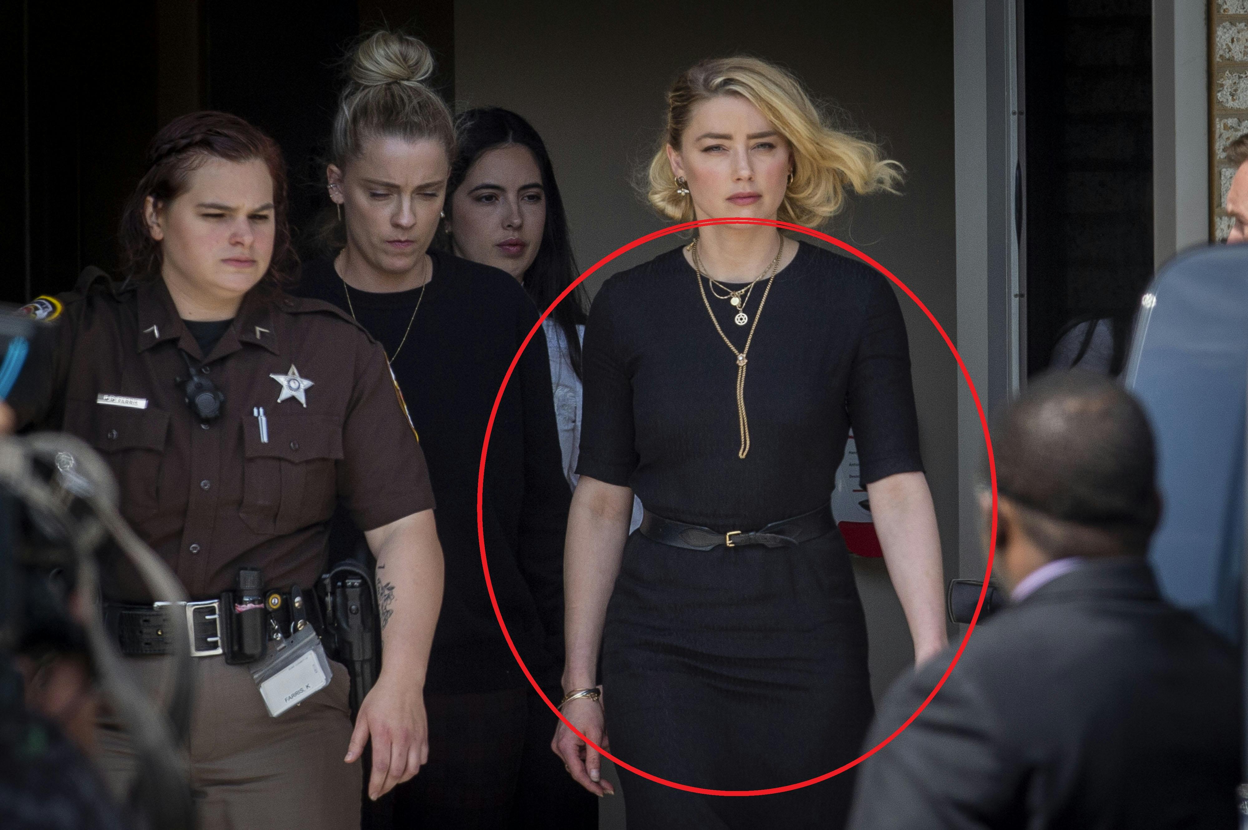 Her går Amber Heard ud fra retten efter dommen iført en helt bestemt kjole.