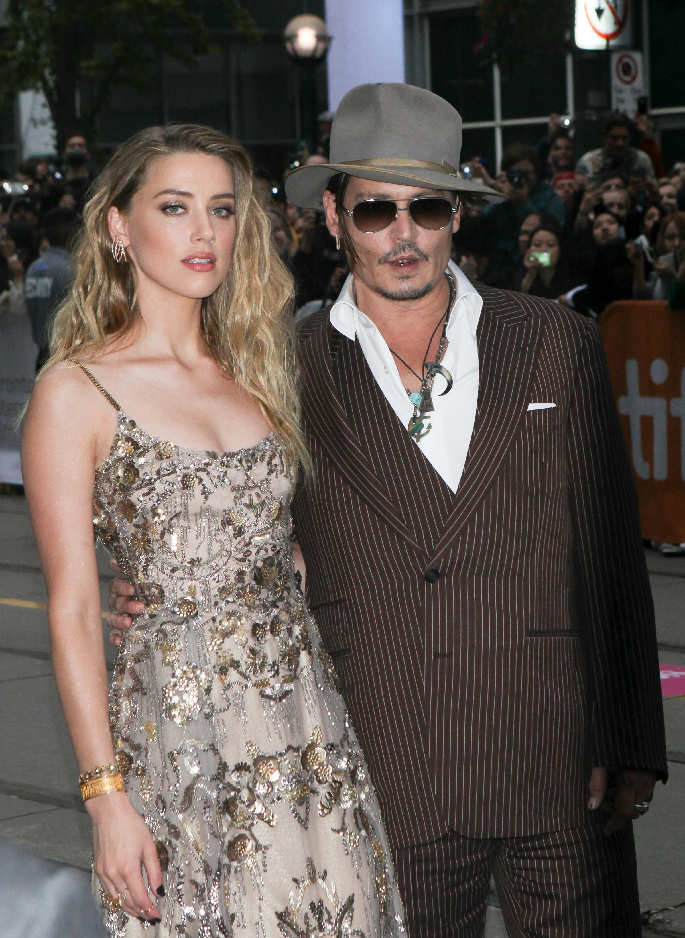 Hollywoodparrets bitre strid har fået sit punktum. Og Amber Heard skal betale en stor erstatningssum til eksmanden. 