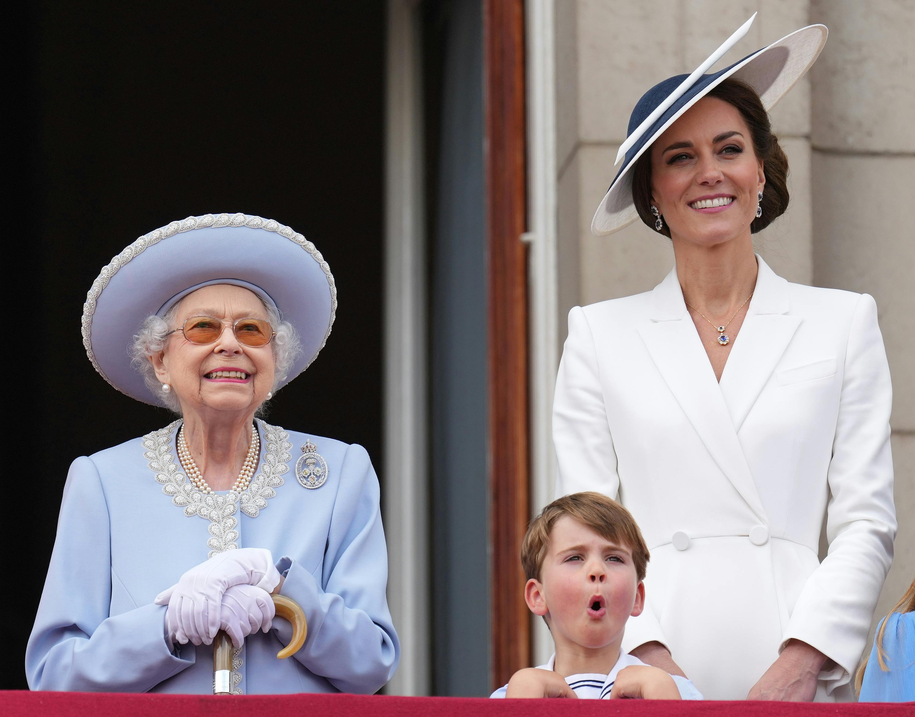 Dronning Elizabeth, prins Louis og Kate Middleton