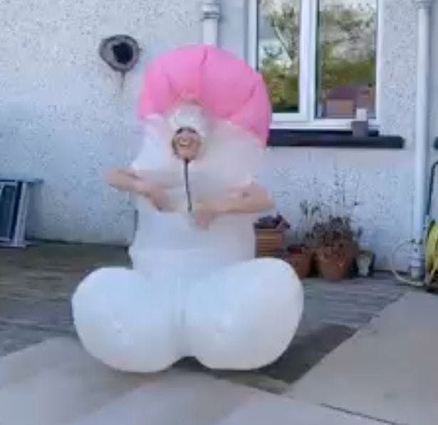 Laura Inglis i det oppustelige penis-kostume.