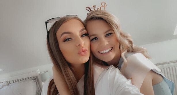 Laura Inglis (til højre red.) blev 12. juni sidste år angrebet, da hun var ude og fejre sin polterabend med veninderne i den lokale by i Skotland. Da hun var iklædt et penis-kostume (se billedet i artiklen, red.), blev hun angrebet af en gerningsmand