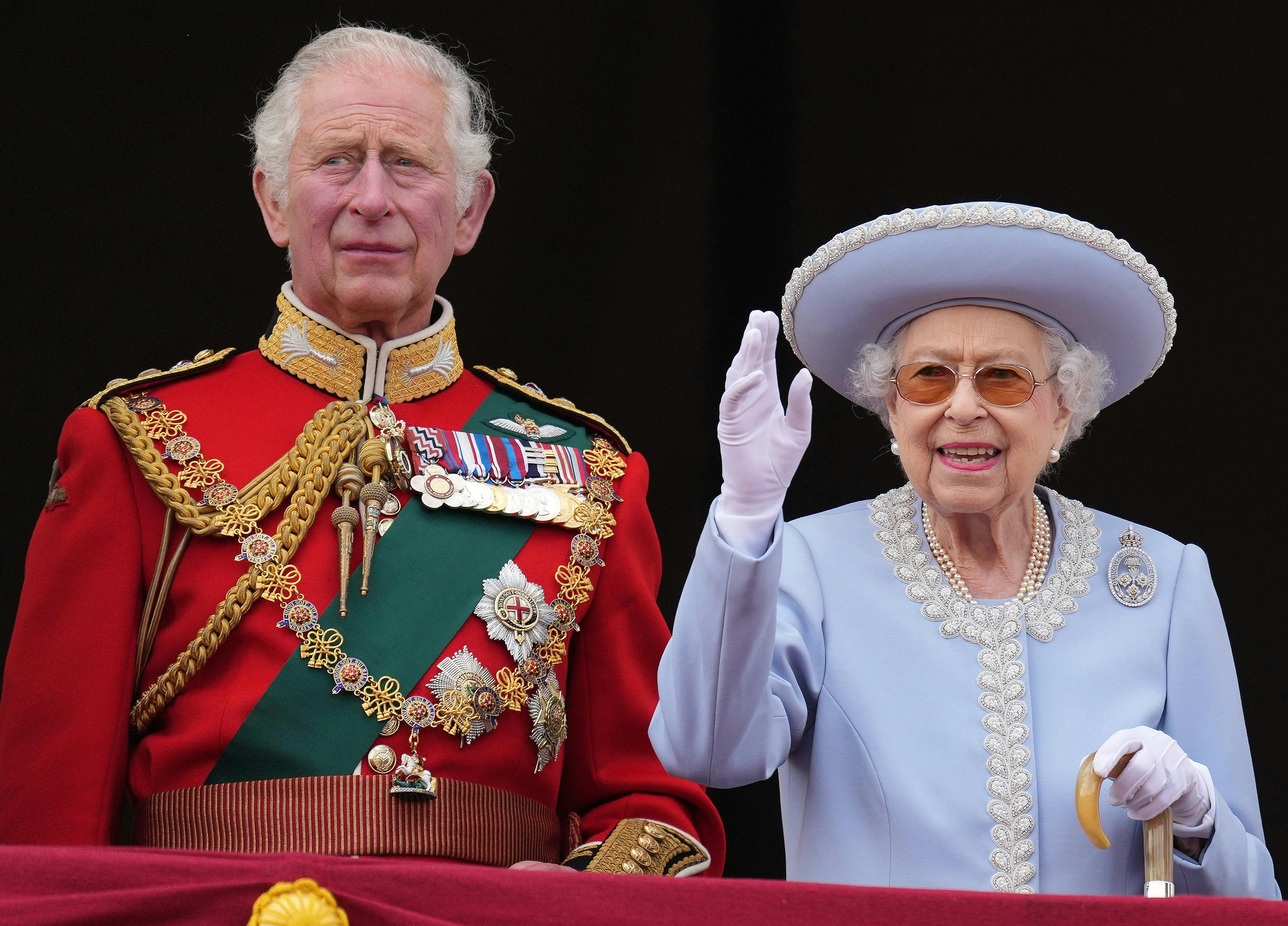 Dronning Elizabeth og sønnen prins Charles fotograferet under fejringen den 2. juni 2022.