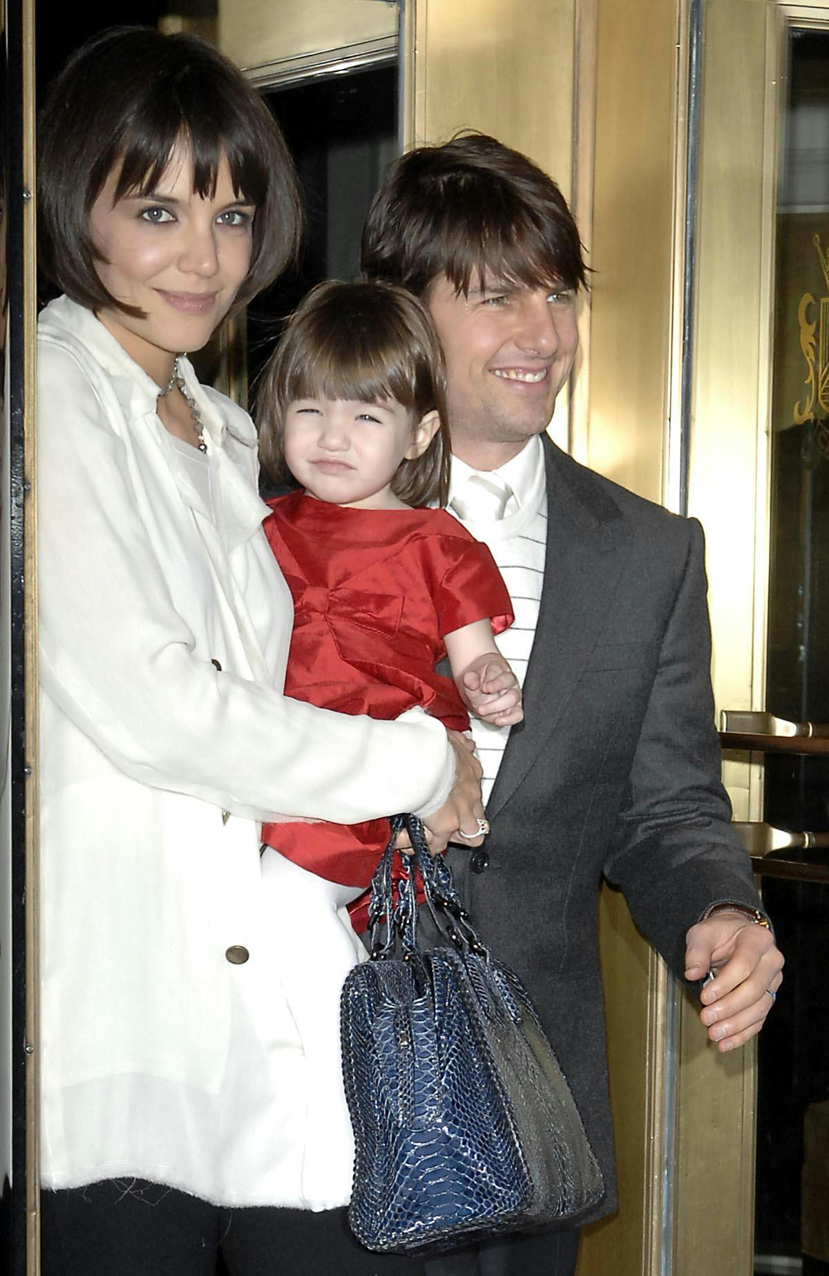 Tom Cruise og Katie Holmes med Suri på armen i 2008.