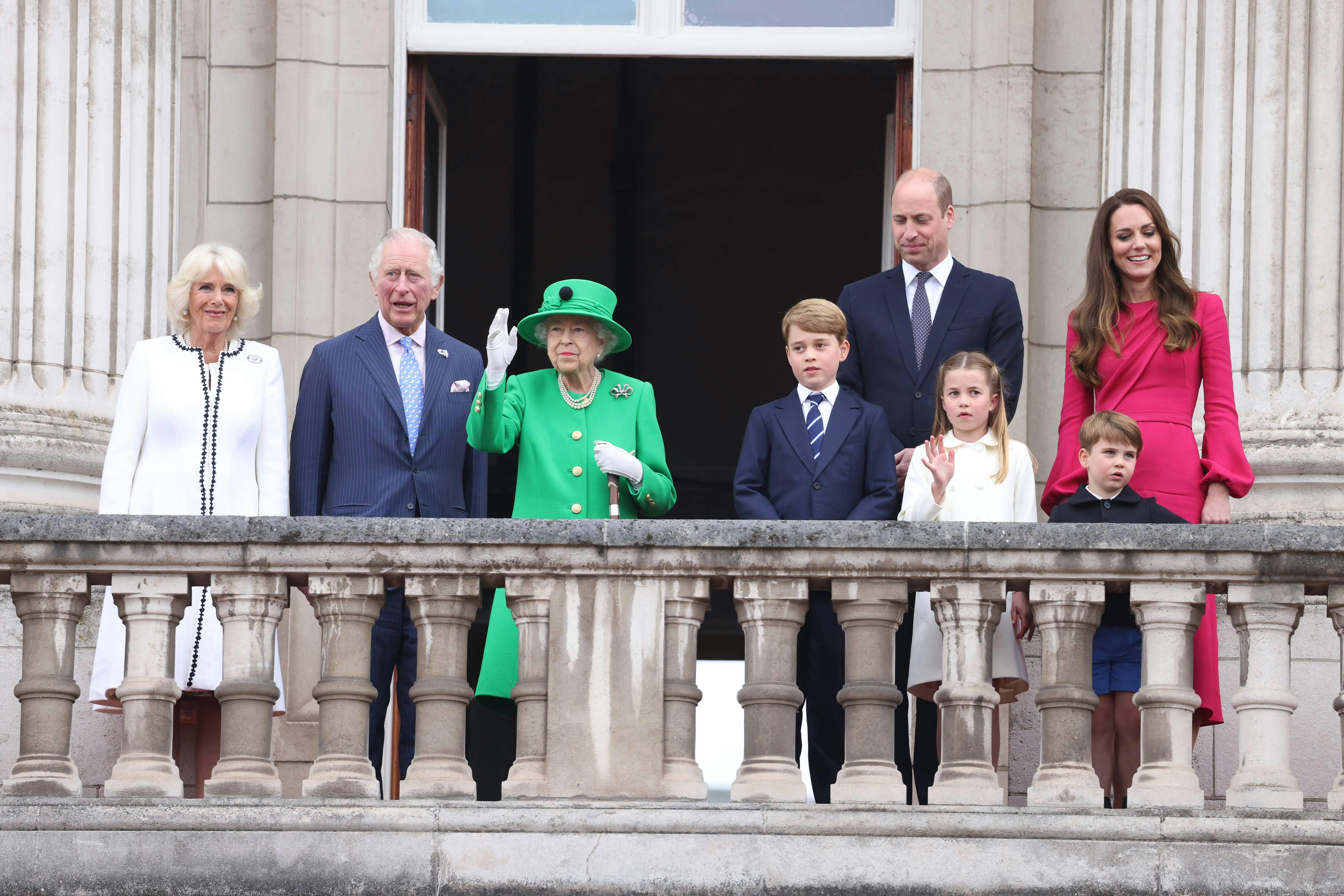 Dronning Elizabeth fik følge af sønnen Charles og hans hustru Camilla samt William og Kate og deres tre børn.