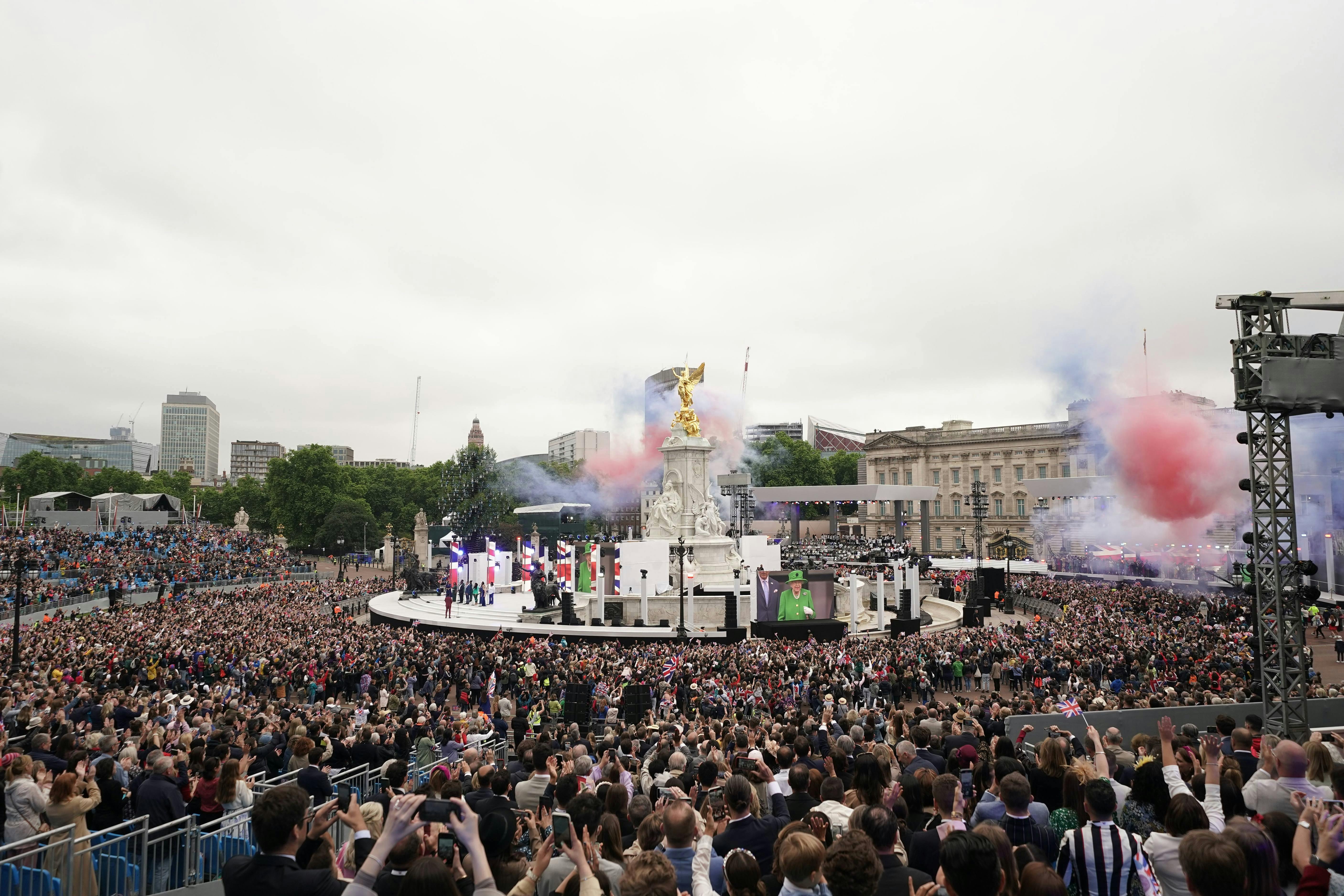 Der var fyldt med mennesker ude foran Buckingham Palace søndag.
