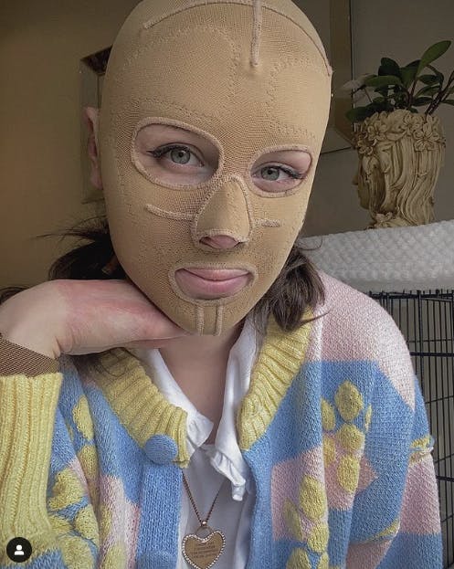 Sådan her har Stephanie set ud de sidste to et halvt år: Ansigtet gemt bag en maske, men selvfølgelig med mascara på øjnene.