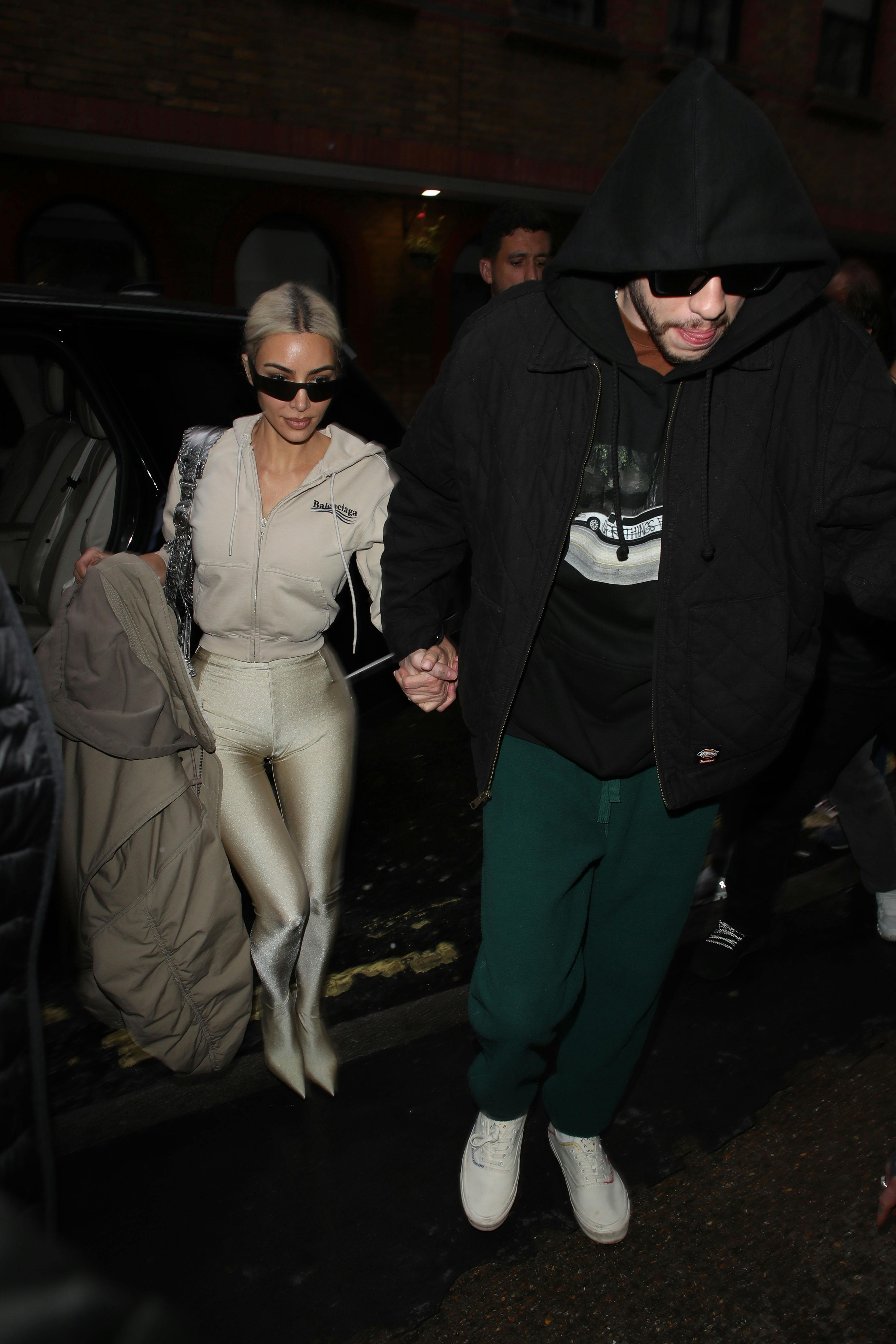 Kim Kardashian og Pete Davidson sammen på shoppetur i Mayfair d. 31. maj 2022.
