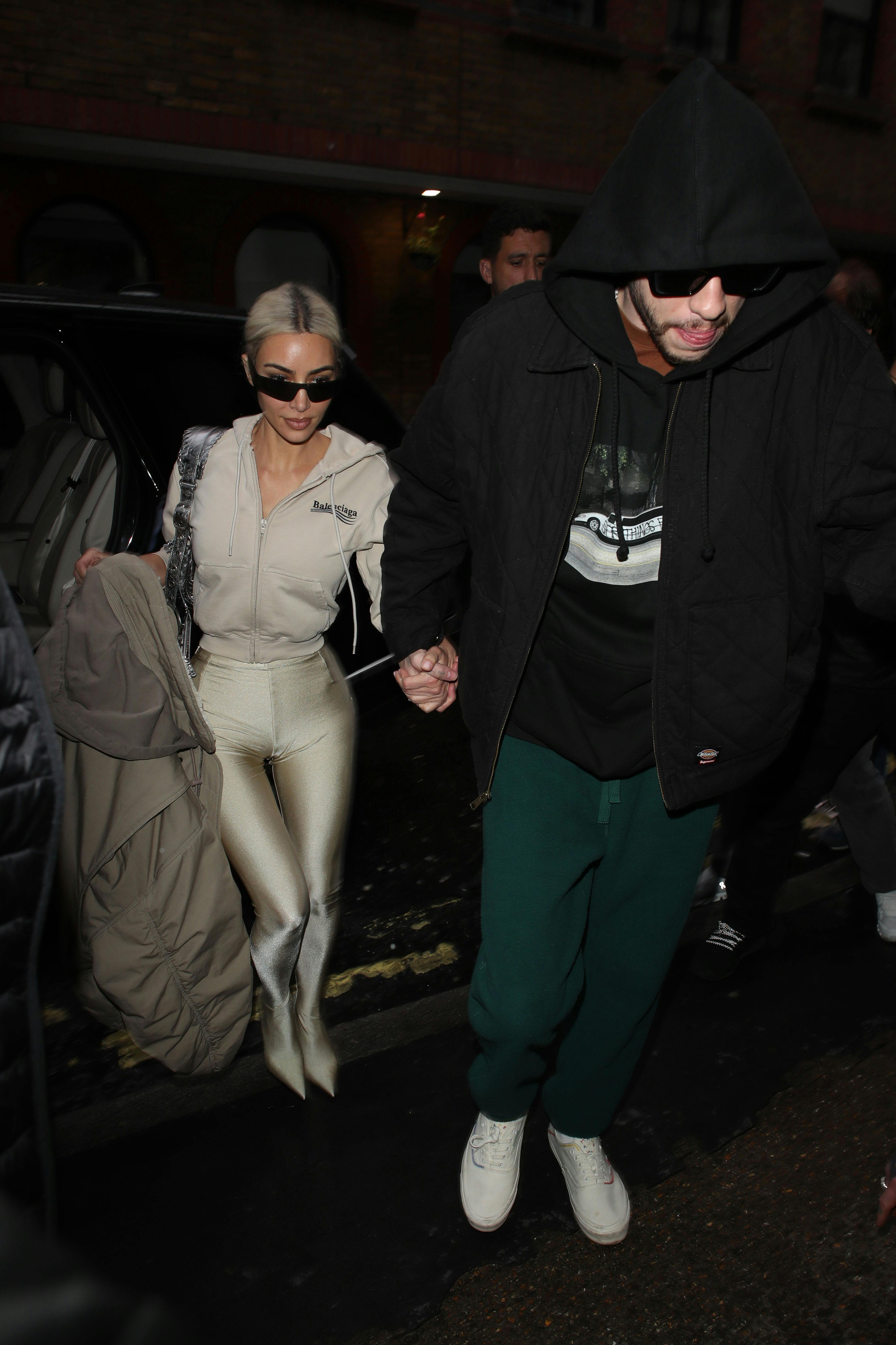 Kim Kardashian og Pete Davidson sammen på shoppetur i Mayfair d. 31. maj 2022.