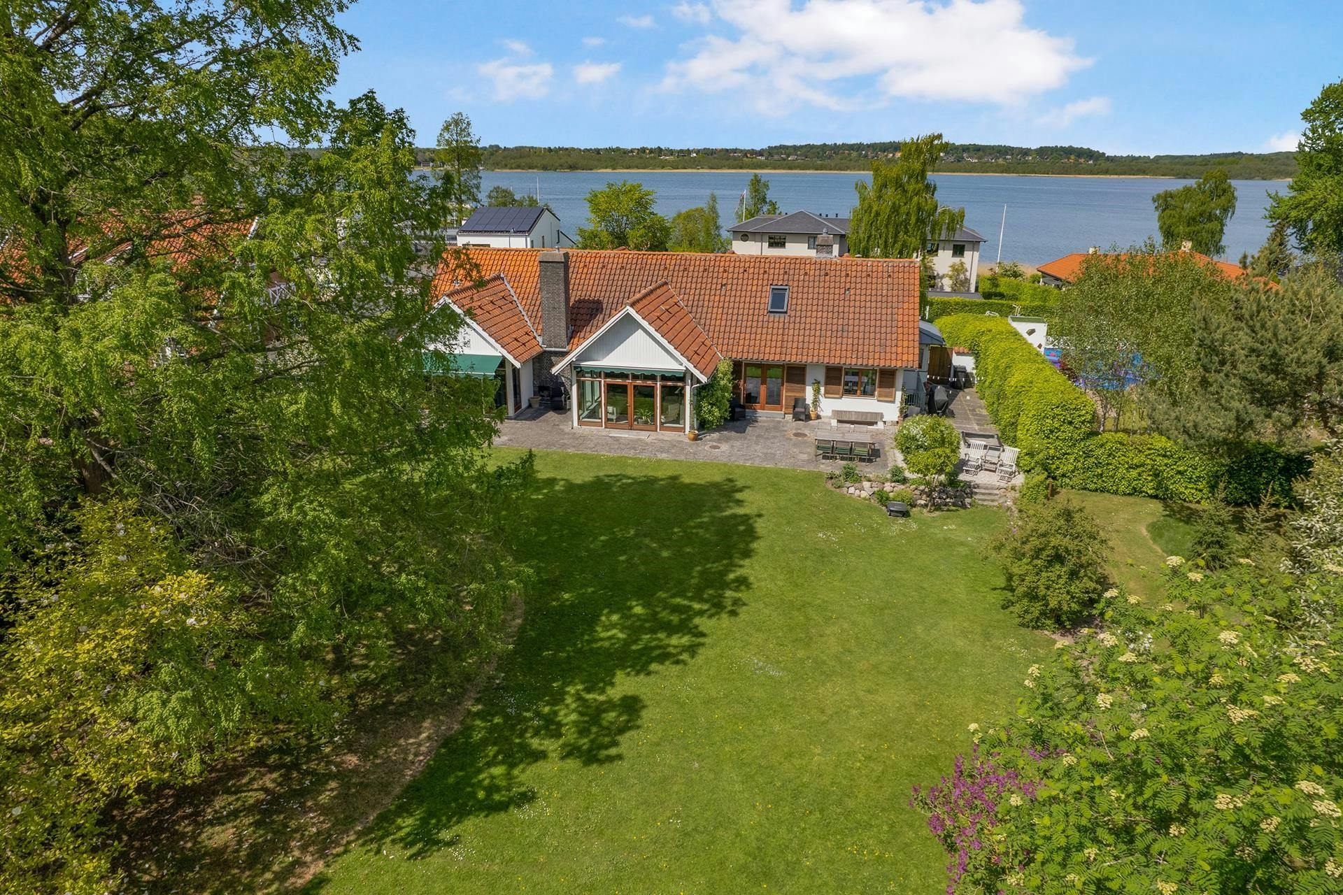 260 kvadratmeter, renoveret og i anden række til Furesø. Nu kan det blive dit. Men der skal graves DYBT i lommerne.