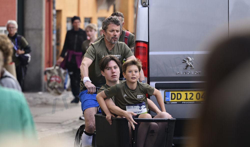Kronprins Frederik med Christian og Vincent i ladcykel
