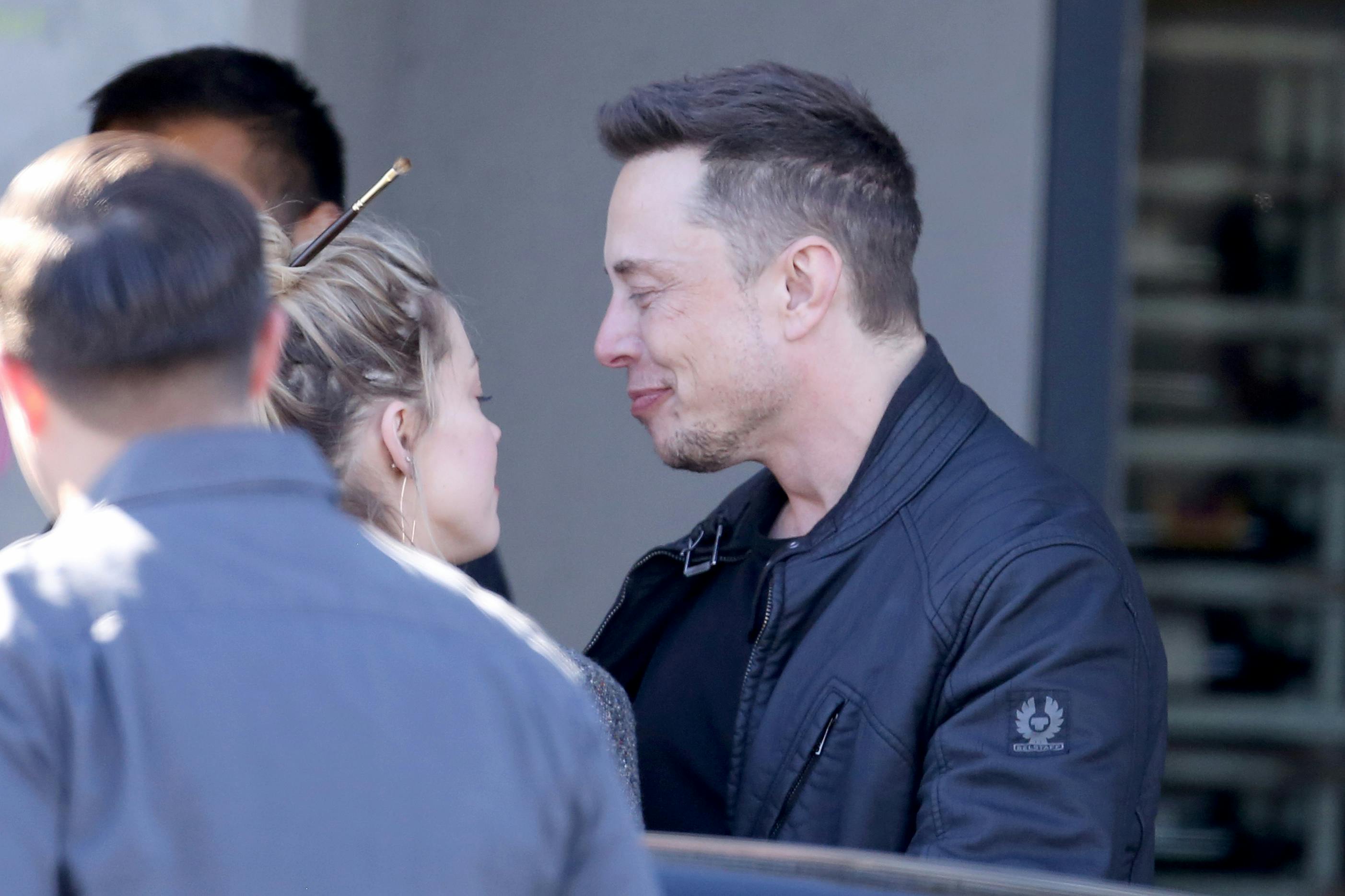 Elon Musk sammen med Amber Heard