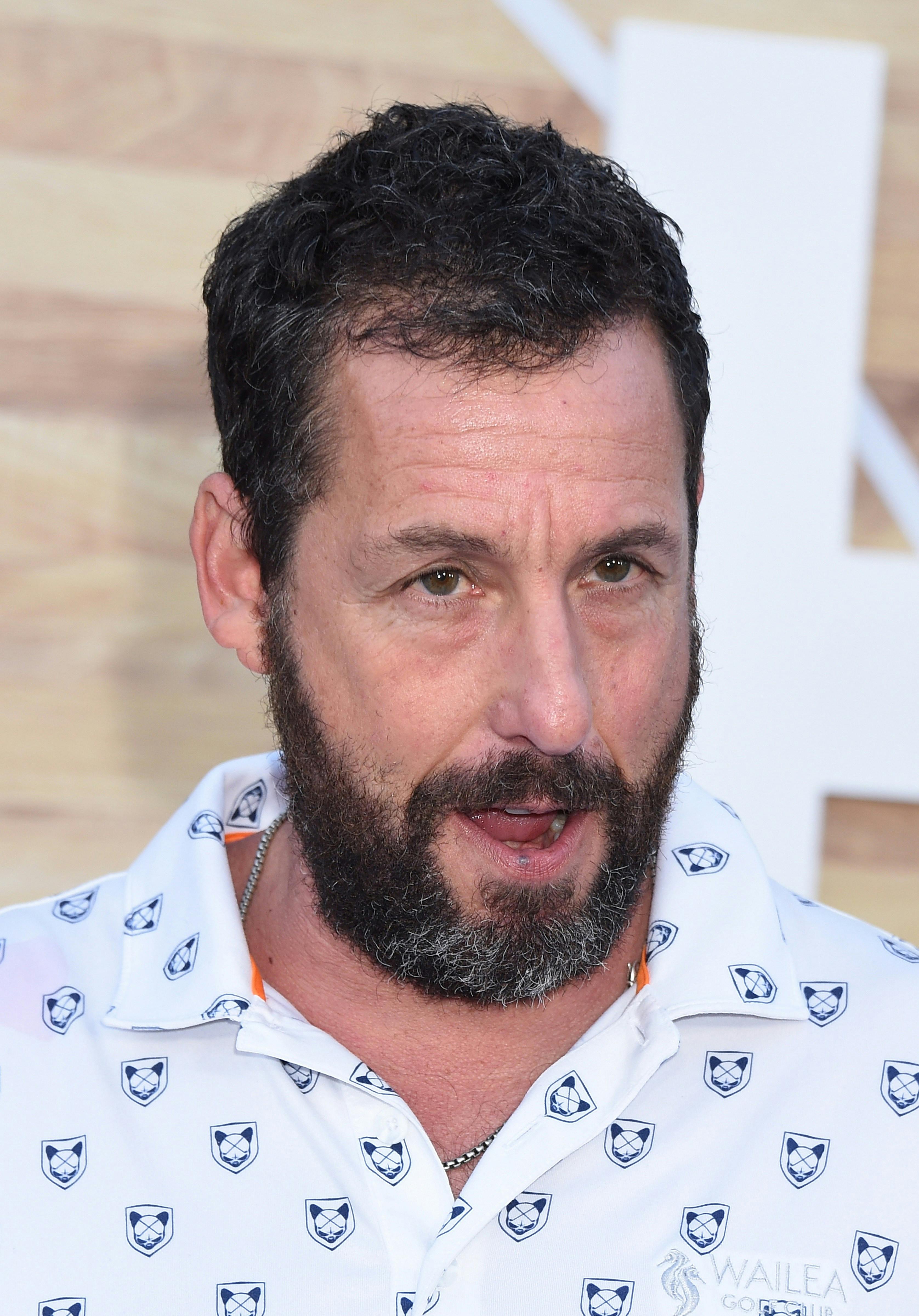 Sådan ser Adam Sandler normalt ud, når han ikke har skrammer i ansigtet.