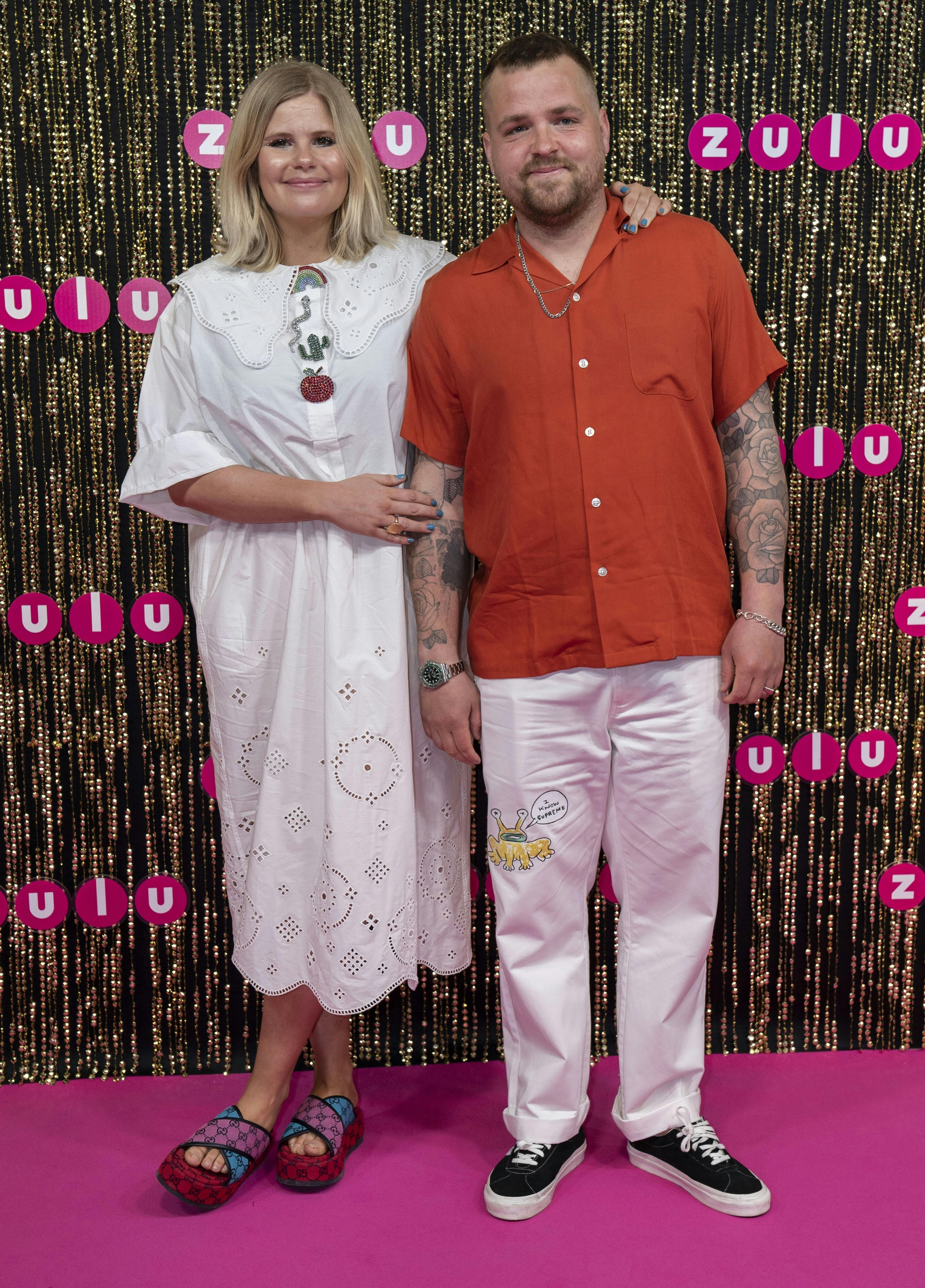 Sofie Linde og Joakim Ingversen har været sammen siden 2015 og i 2017 blev de gift. Smmen har de døtrene Trine og Søs.