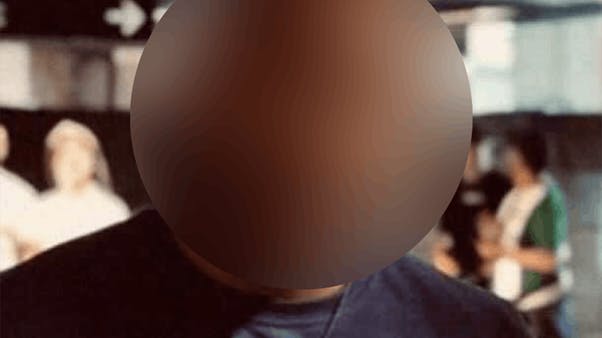 Den tidligere hooligan-leder er tiltalt for at have begået mere end 1300 overgreb mod 14 ofre. De fleste ofre har haft deres gang i Brøndbys mere ekstreme fanmiljø, hvor den tiltalte havde en ledende rolle. 