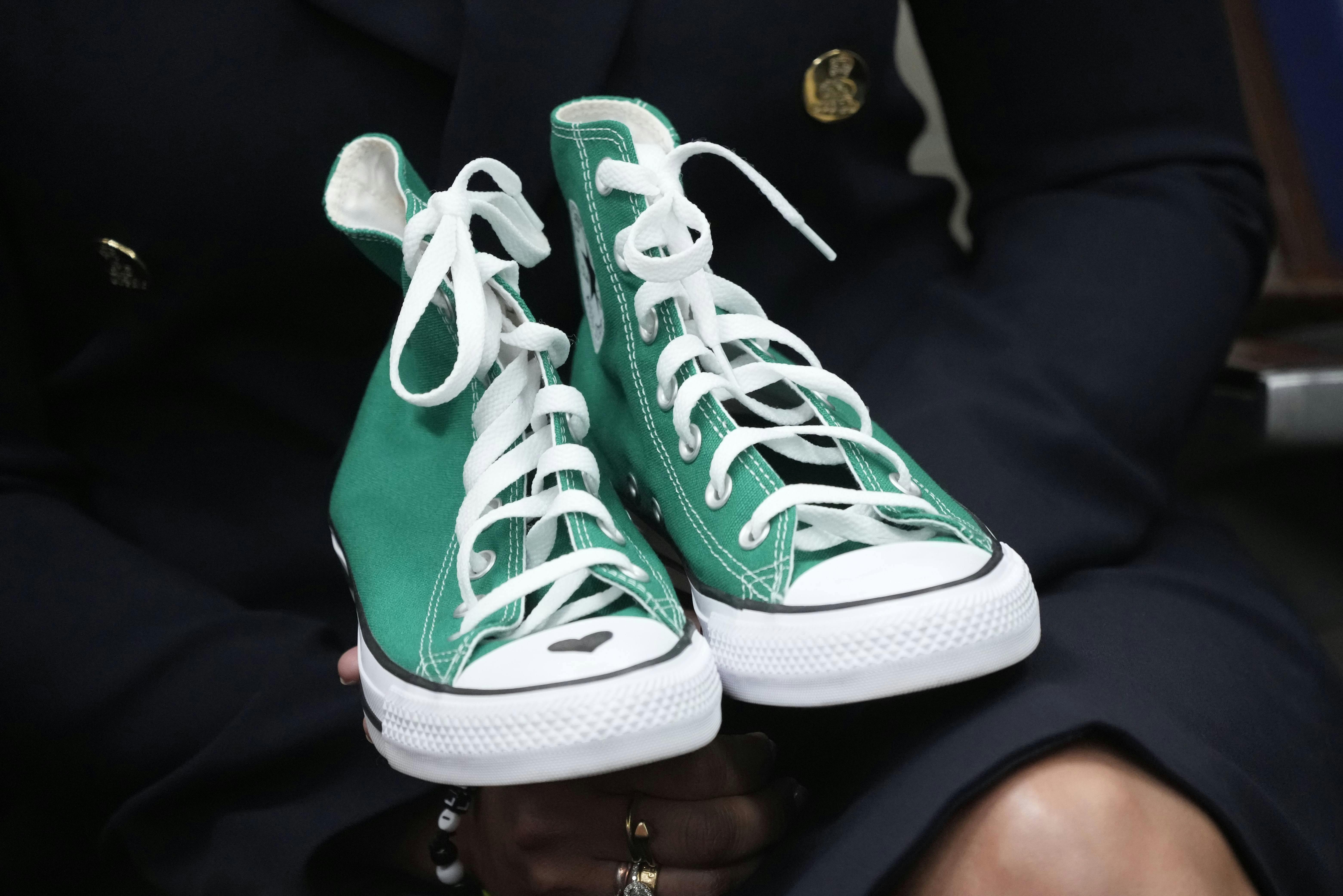 Camila Alves McConaughey, Hollywoodstjernens hustru, knugede de grønne Converse under pressemødet