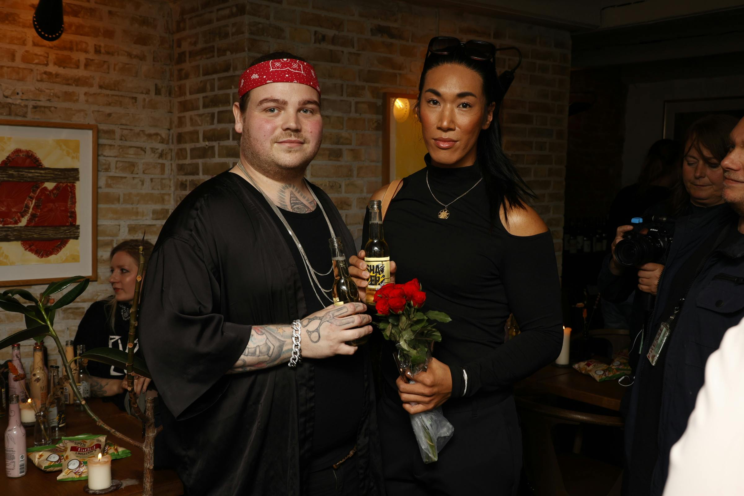 Sy Lee og kendisfrisøren Danni Sigen er mødt op for at mindes Sidney 