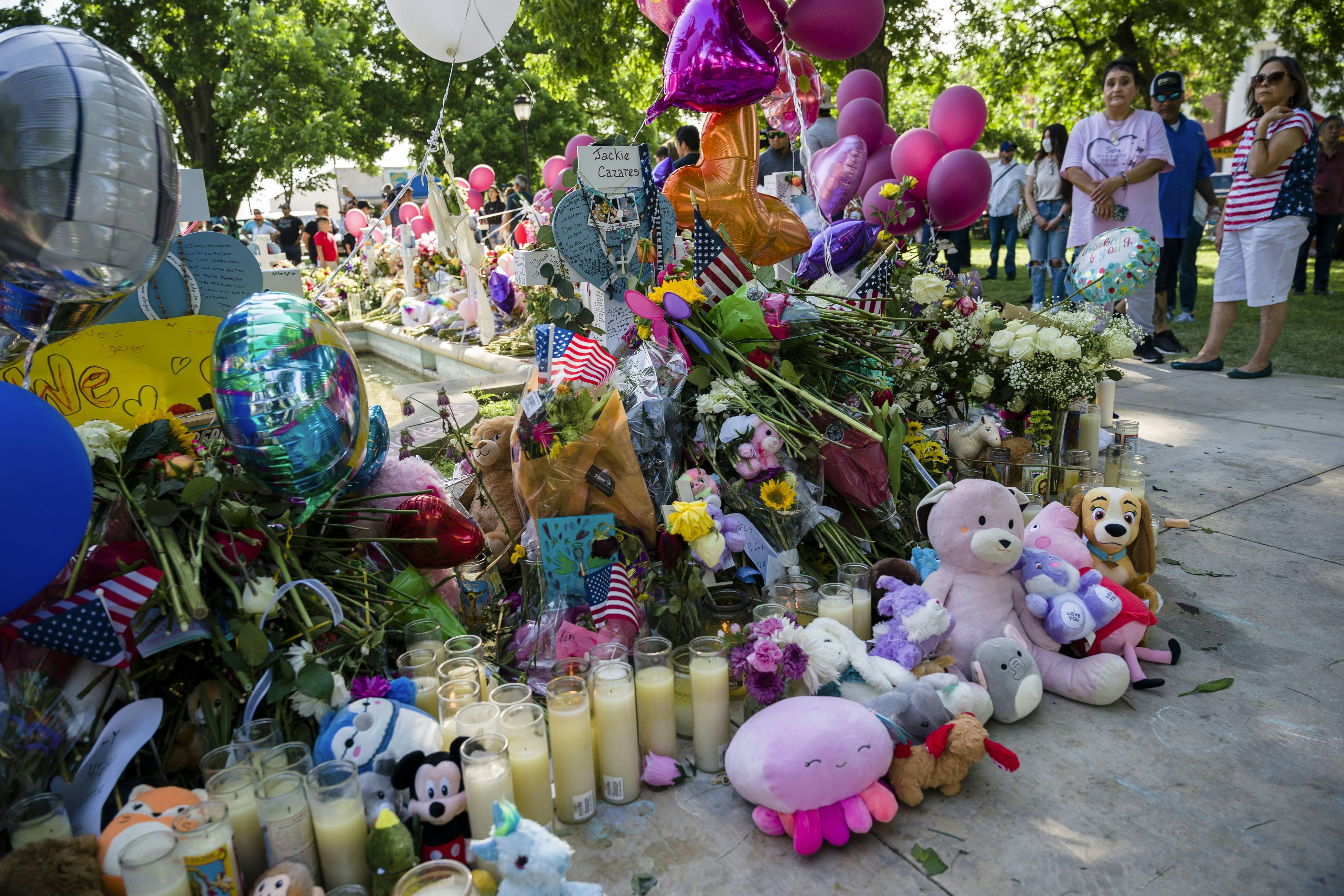 Masser af blomster, balloner og bamser til minde om de i alt 21 ofre for det blodige skoleskyderi 