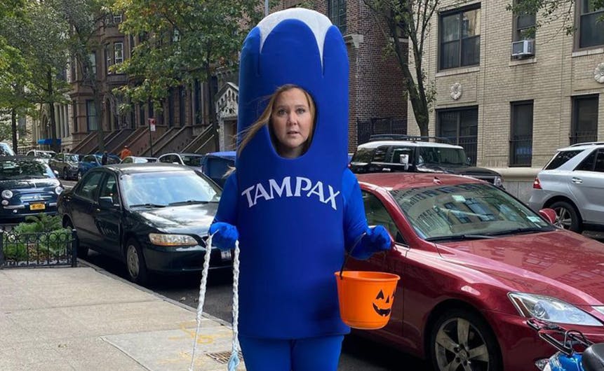 Amy Schumer har åbenbart reklameret så godt for tamponer, at kvinder har revet dem af hylderne. Hvert fald hvis man spørger en tampongigant.&nbsp;