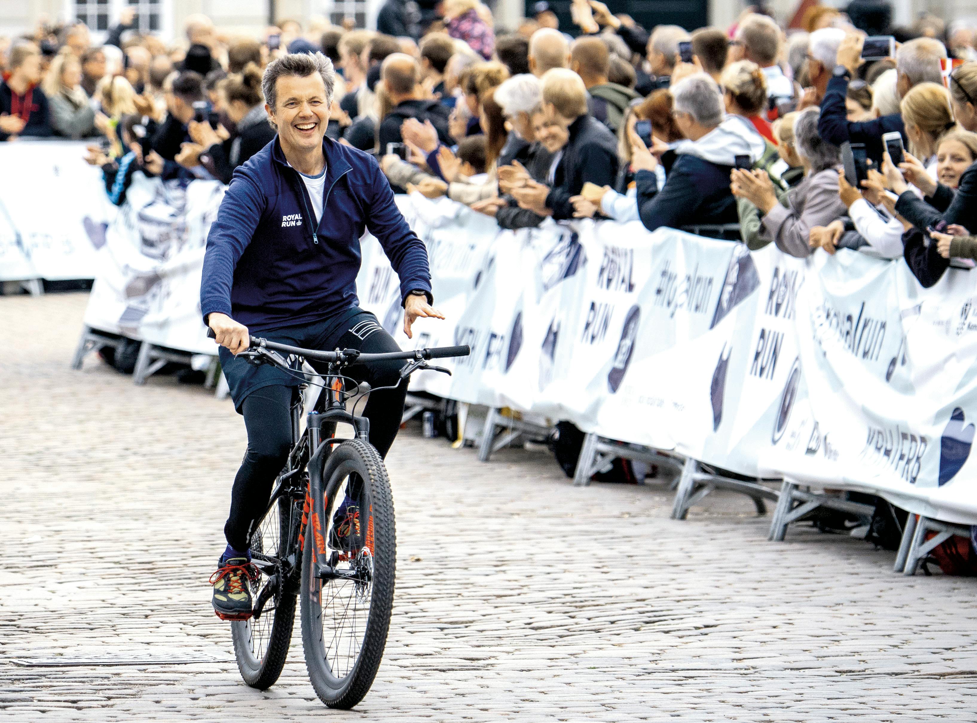 Kronprins Frederik på cyklen under Royal Run i 2019. Lørdag deltager Kronprinsen i Tour De Storebælt.