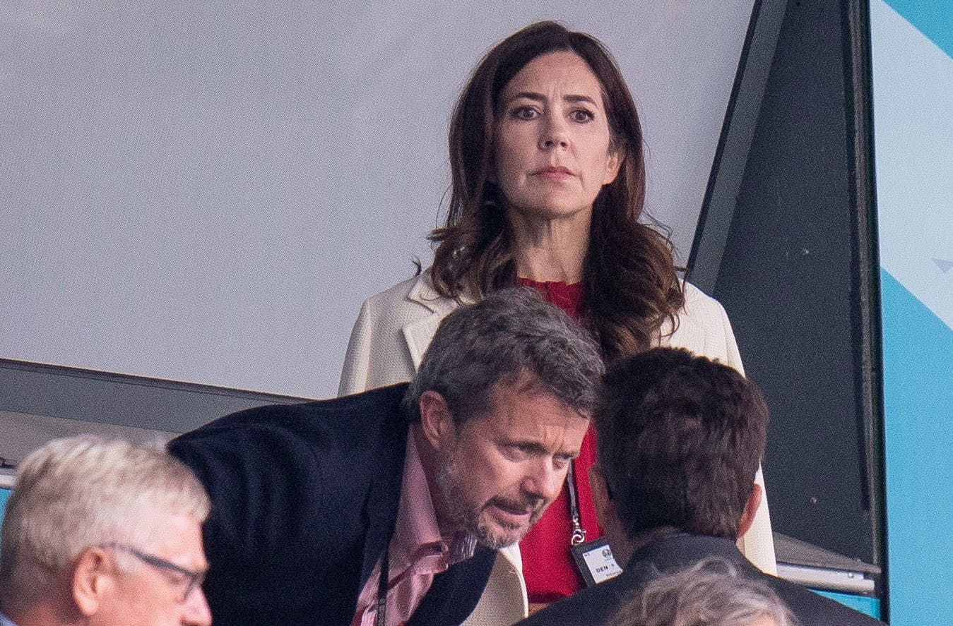 Kronprins Frederik og kronprinsesse Mary så også til fra tribunen, da Christian Eriksen faldt om. 