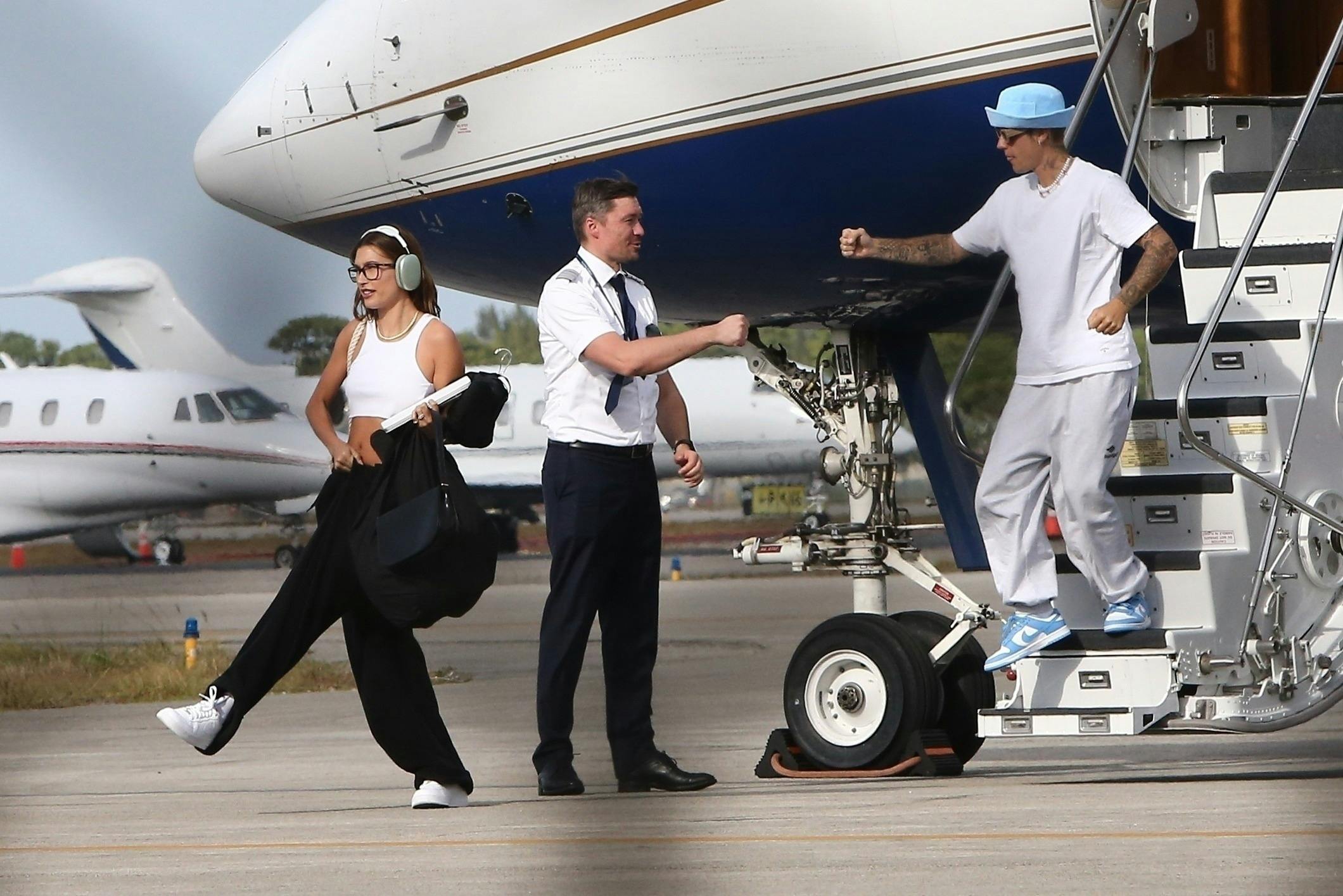 Justin Bieber ankommer til Miami sammen med Hailey Bieber 