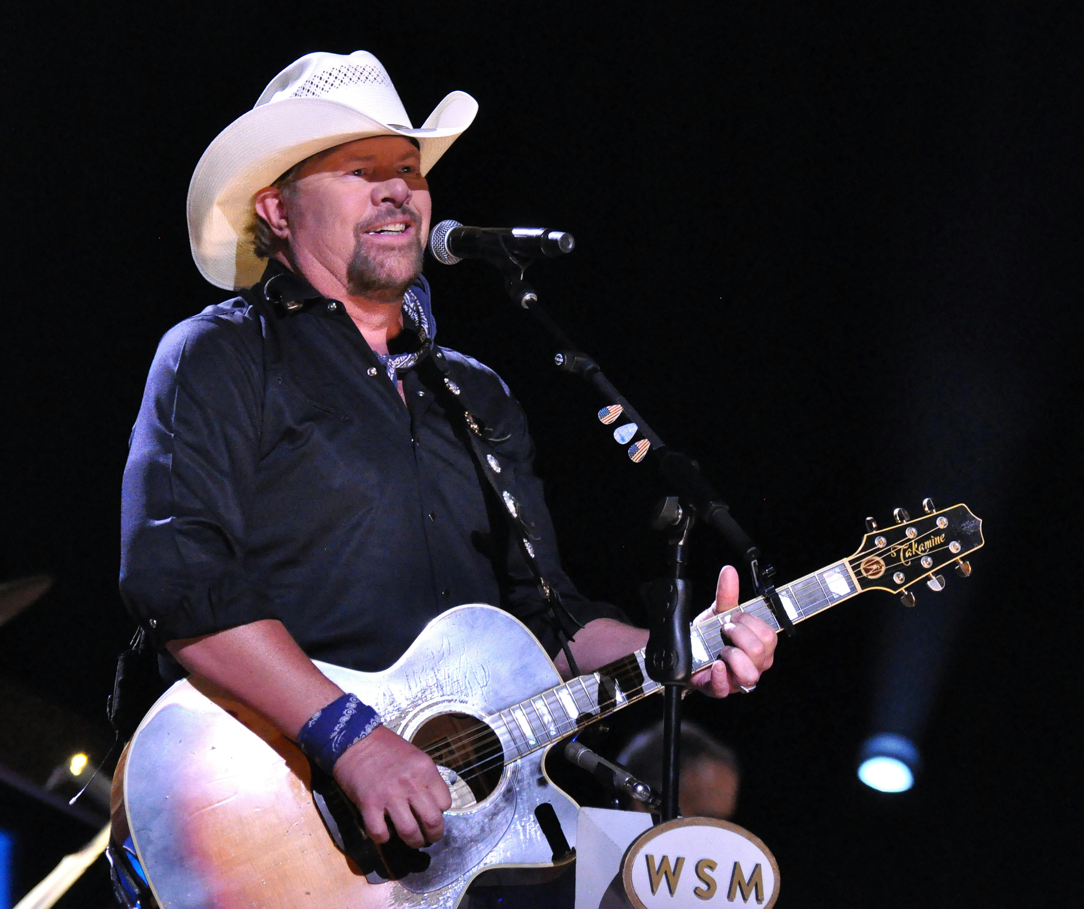 Toby Keith på scenen tilbage i 2019.