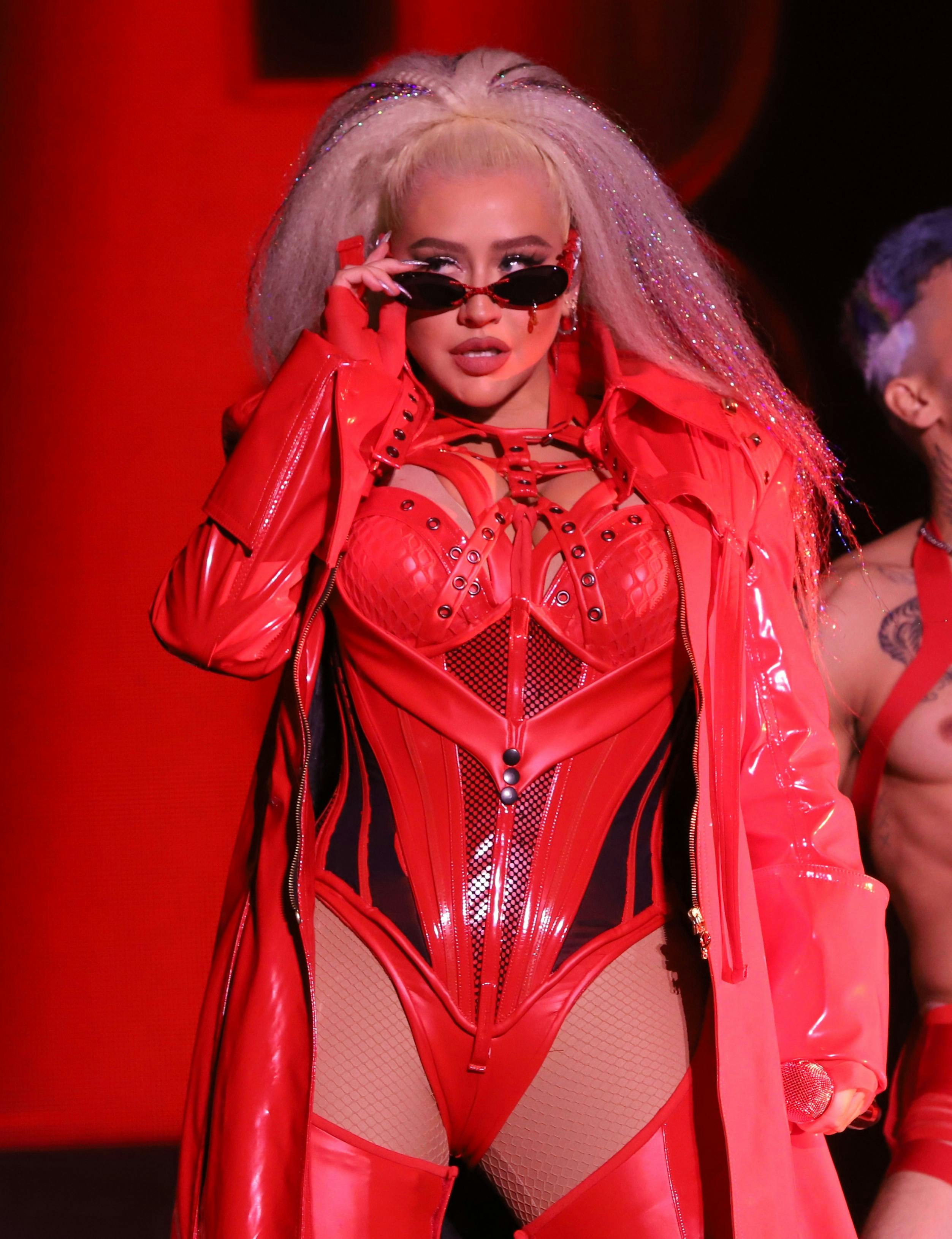 Christina Aguilera optræder til Pride i L.A. blandt andet iført grøn strap on-dildo