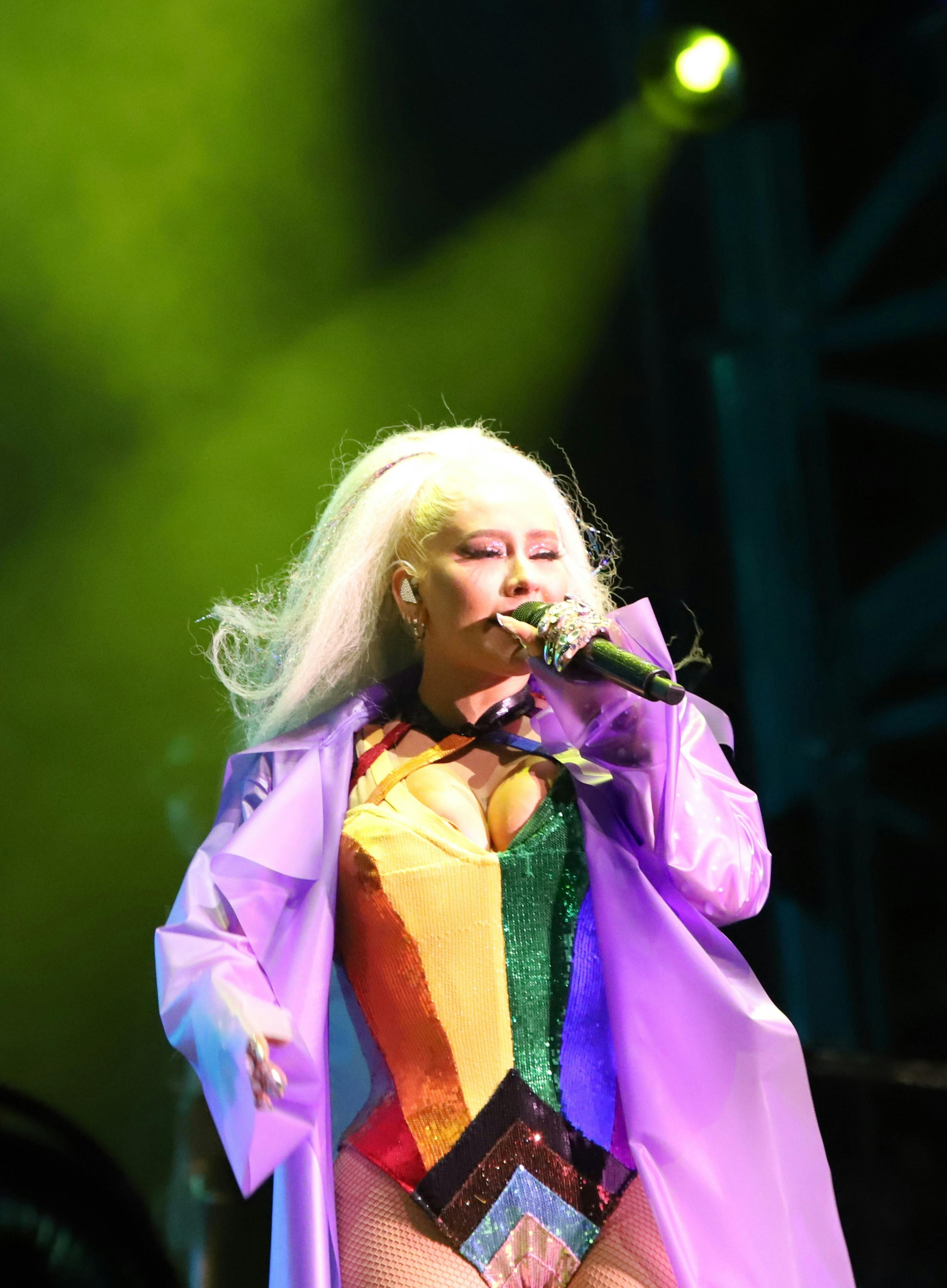 Christina Aguilera optræder til Pride i L.A. blandt andet iført grøn strap on-dildo