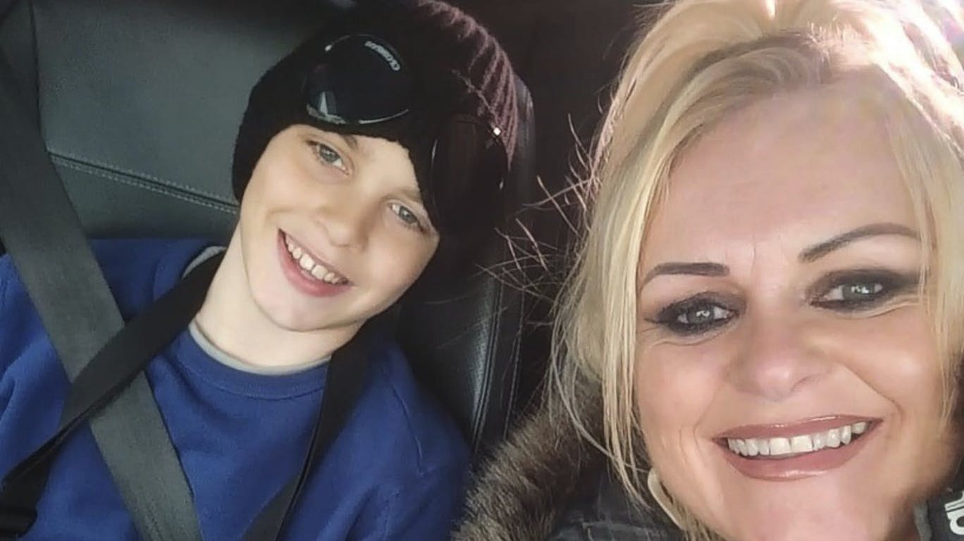 Archies mor Hollie kæmper for at holde liv i sin søn. Men lægerne mener, at det er formålsløst.