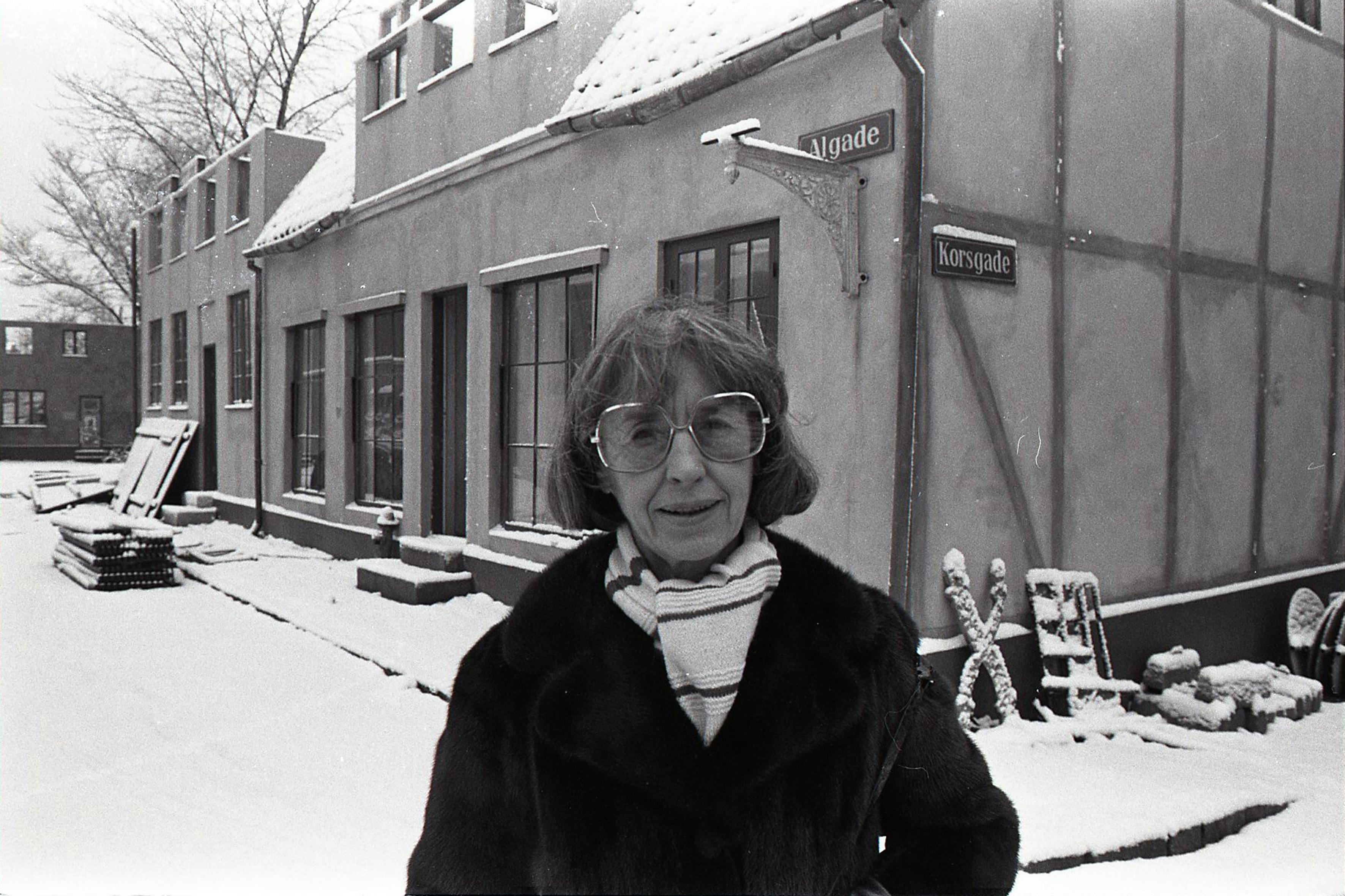 Lise Nørgaard fotograferet i 1978 foran Nordisk Films studier i Valby,&nbsp;hvor optagelserne til tv-serien "Matador" foregår.
