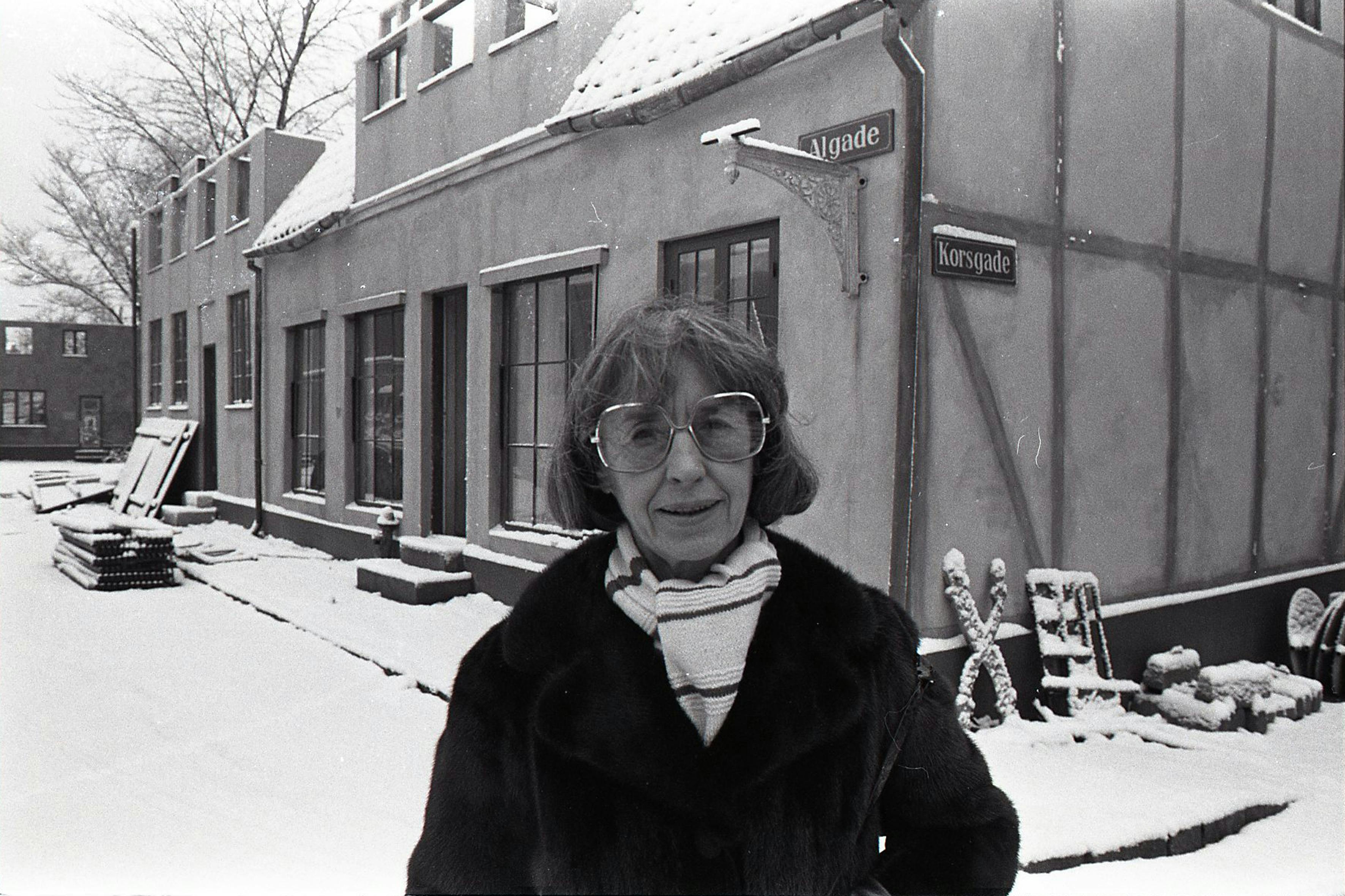 Lise Nørgaard fotograferet i 1978 foran Nordisk Films studier i Valby, hvor optagelserne til tv-serien "Matador" foregår.