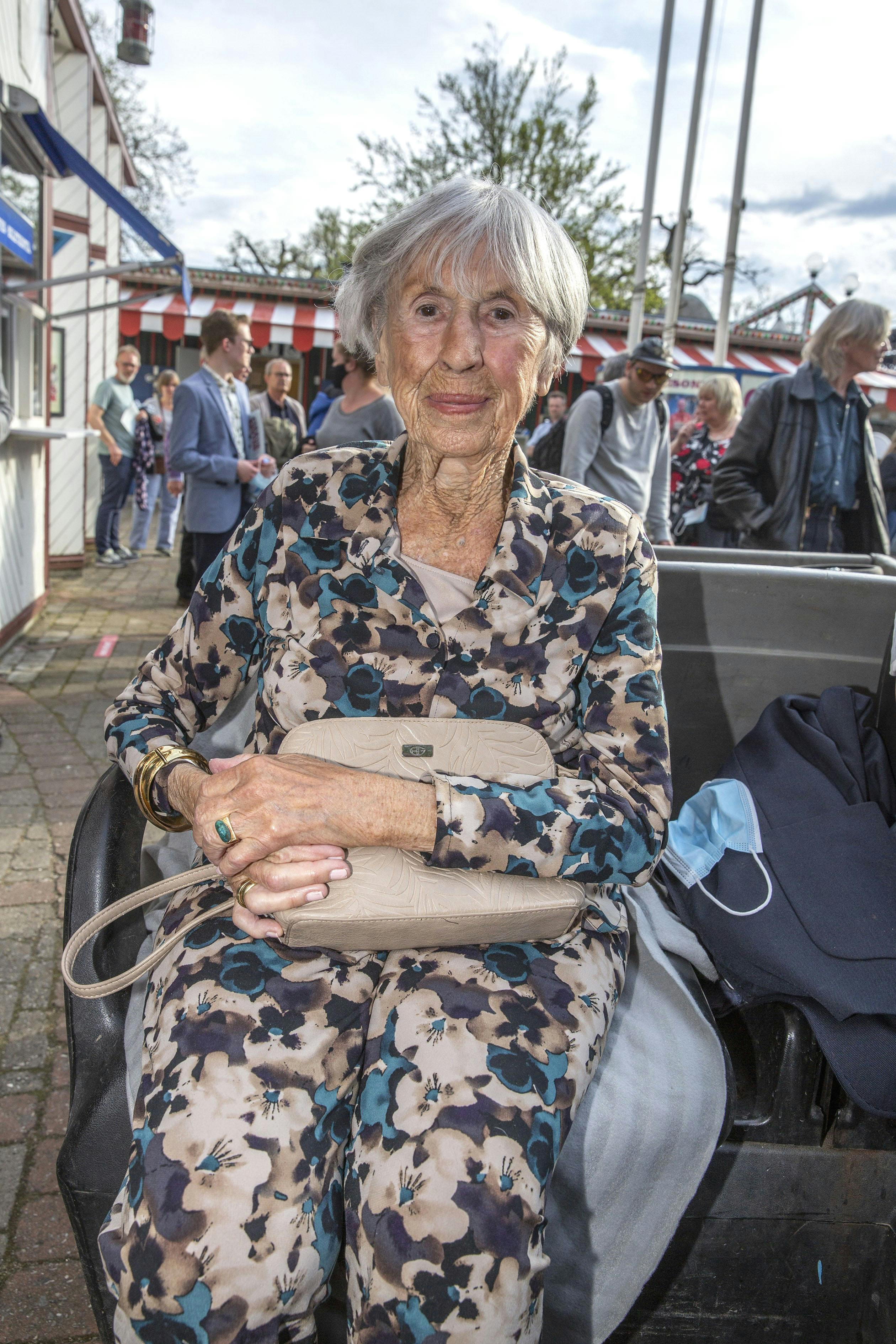 Selvom Lise Nørgaard er en del ældre en gennemsnitsdanskeren bliver, holder det hende ikke tilbage. Her er hun fotografet som 104-årig til Cirkusrevyen 2021.