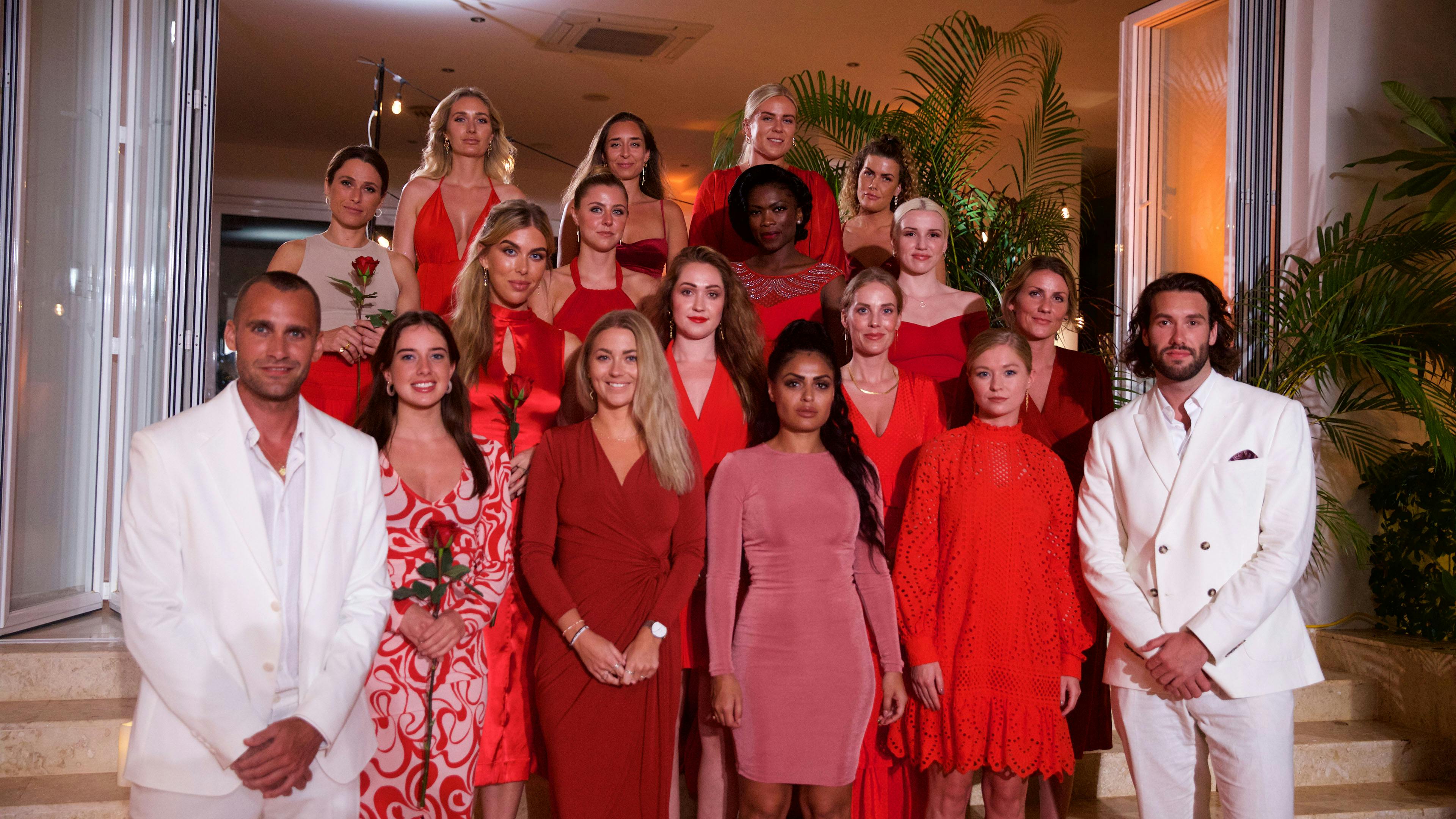 AC er heldig at overleve roseceremonien, da Kasper stadig giver hende en rose.