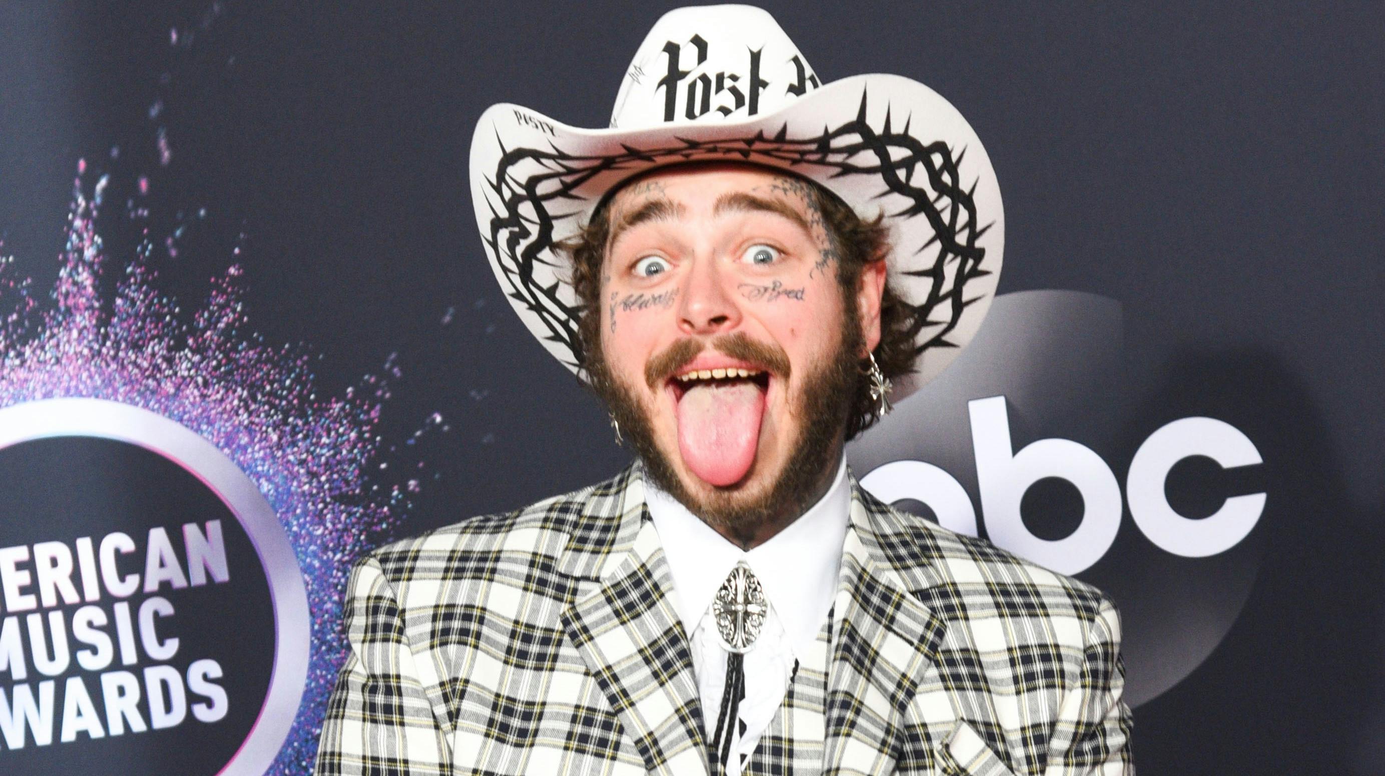 Post Malone har foretaget en lynhurtig udskiftning af partner. Forlovelsen med Jamie er brudt, og han danner nu par med Christy Lee.