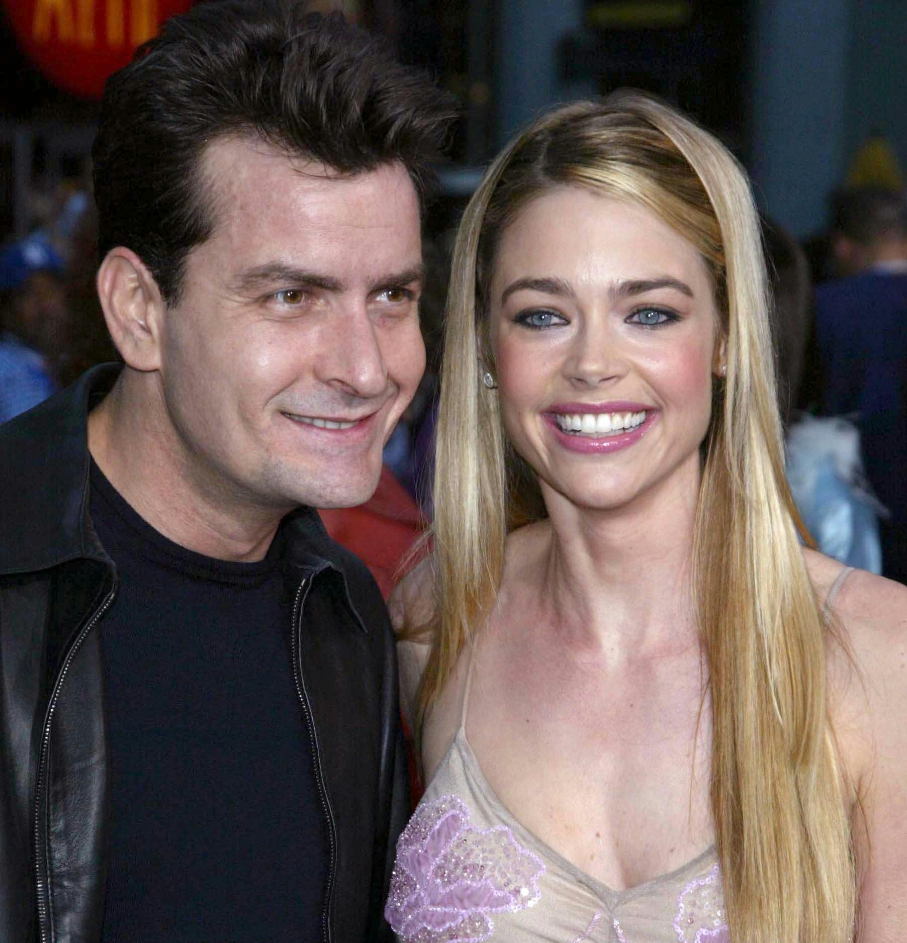 Arkivfoto af Charlie Sheen og Denise Richards.
